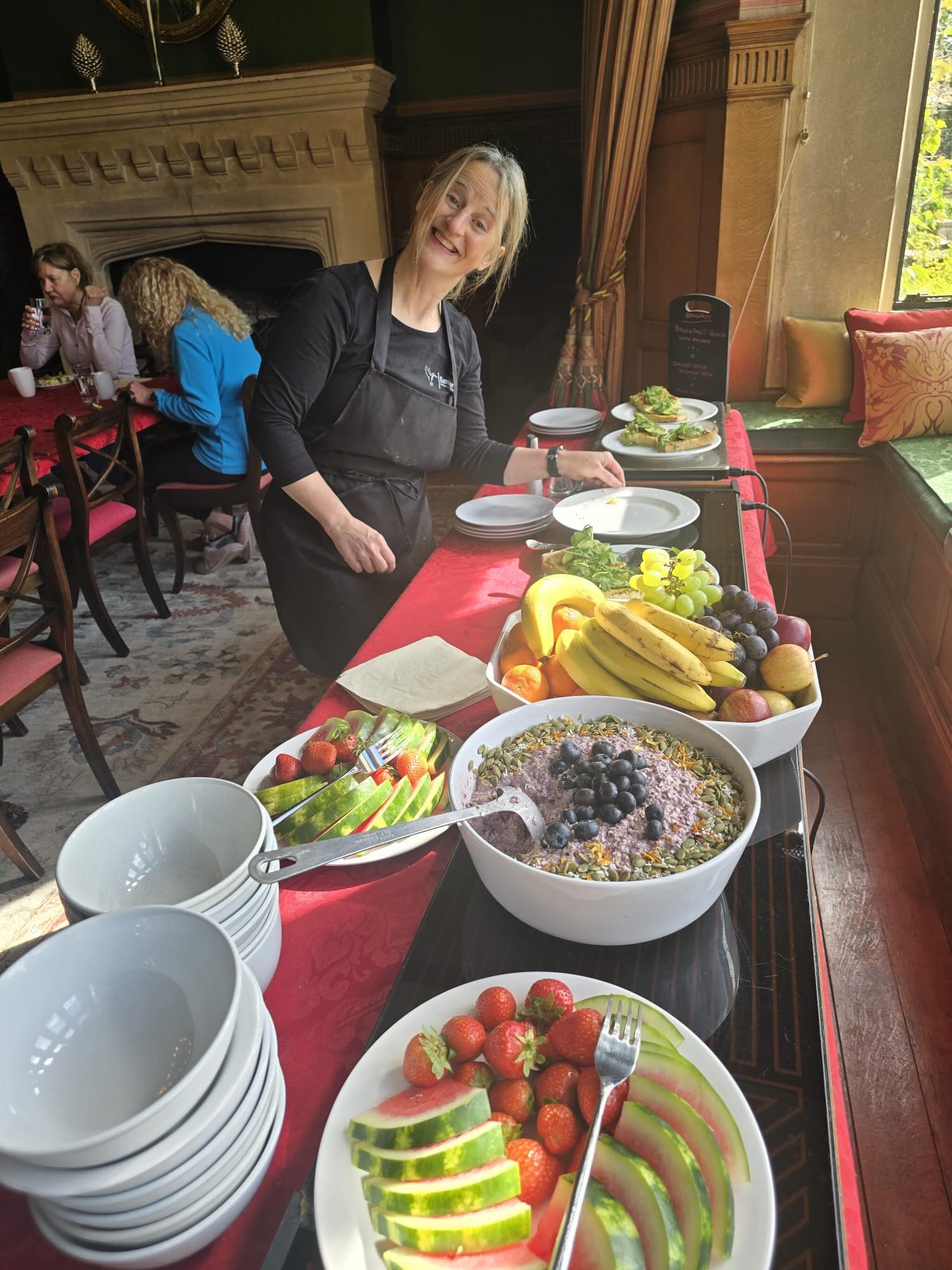 I spent this week catering for the gorgeous human that is @lindaambrose2874 and her lovely bunch of guests. Itโs amazing when you connect with a host even before youโve met for the first time. And to then work so joyfully together when you finally do.
It was 4 days of putting my favourite foods on the table at lovely @toftemanor - plant based goodies that I love making and eating. When I first started out, I thought I needed to follow trends or do things the way others do on social media. But it turns out I thrive best on being authentic and it reflects in my food.
We had miso glazed aubergines, vegan quiche that tasted like eggs, joy bars and so much more โบ๏ธ This is just a little snapshot.
And how lovely to get such a beautiful review from one of the guests on my listing on @retreatchef.co.uk already ๐
Tired feet but full heart โค๏ธ
#retreatchef #travellingchef #plantbased #yogaretreat