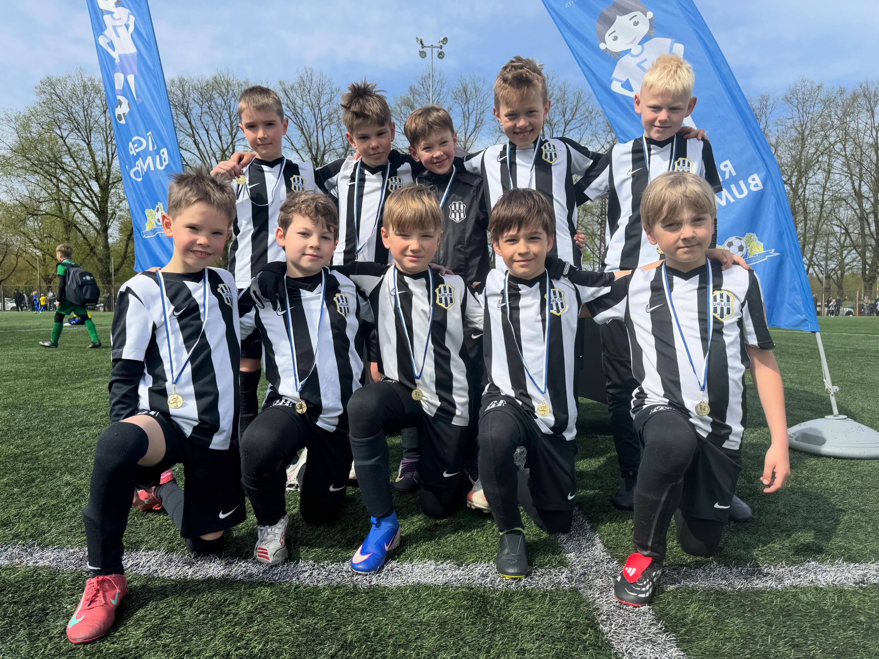 💙 9. un 10. maijā mūsu kluba komandas ar plašu pārstāvniecību piedalījās RĪGA BUMBO! turnīru seriālā!
⚽️ Turnīra laikā mūsu audzēkņi aizvadīja daudzas spēles, guva vērtīgu pieredzi, iepazina jaunus pretiniekus un, pats galvenais — izbaudīja futbolu un kopā būšanas prieku.
👏 Paldies mūsu spēlētājiem, treneriem un vecākiem par lielisko atmosfēru, atbalstu un enerģiju visas nedēļas nogales garumā!
Turpinām augt, mācīties un baudīt futbolu kopā! 🖤