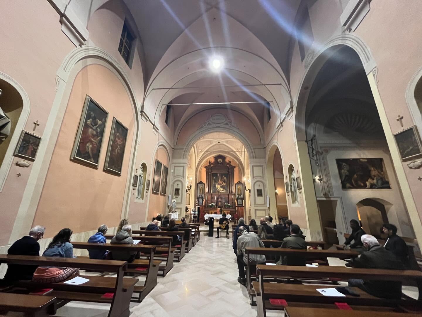 Si è conclusa con grande successo la stagione primaverile del Gala Music Festival a Imola 🌱
Il 2 maggio, nella Chiesa dei Frati Cappuccini, il Duo Margotti – Caputo ha regalato al pubblico una serata elegante e intensa, dedicata alla musica da camera per flauto e chitarra.
Il programma ha attraversato il lirismo e il virtuosismo di Mauro Giuliani con il celebre Gran Duetto Concertante, fino ai colori e alle atmosfere della Suite Española di Isaac Albéniz con Granada e Asturias.
Ad arricchire il concerto è stato l’interludio pianistico del giovane talento bolognese Alexander Gollini, per il terzo anno consecutivo laureato del prestigioso @premio.alberghini, con musiche di Schubert e Mendelssohn.
Grazie al pubblico di Imola per aver condiviso con noi questa stagione di musica e bellezza.
#galamusicfestival #imola #musicaclassica