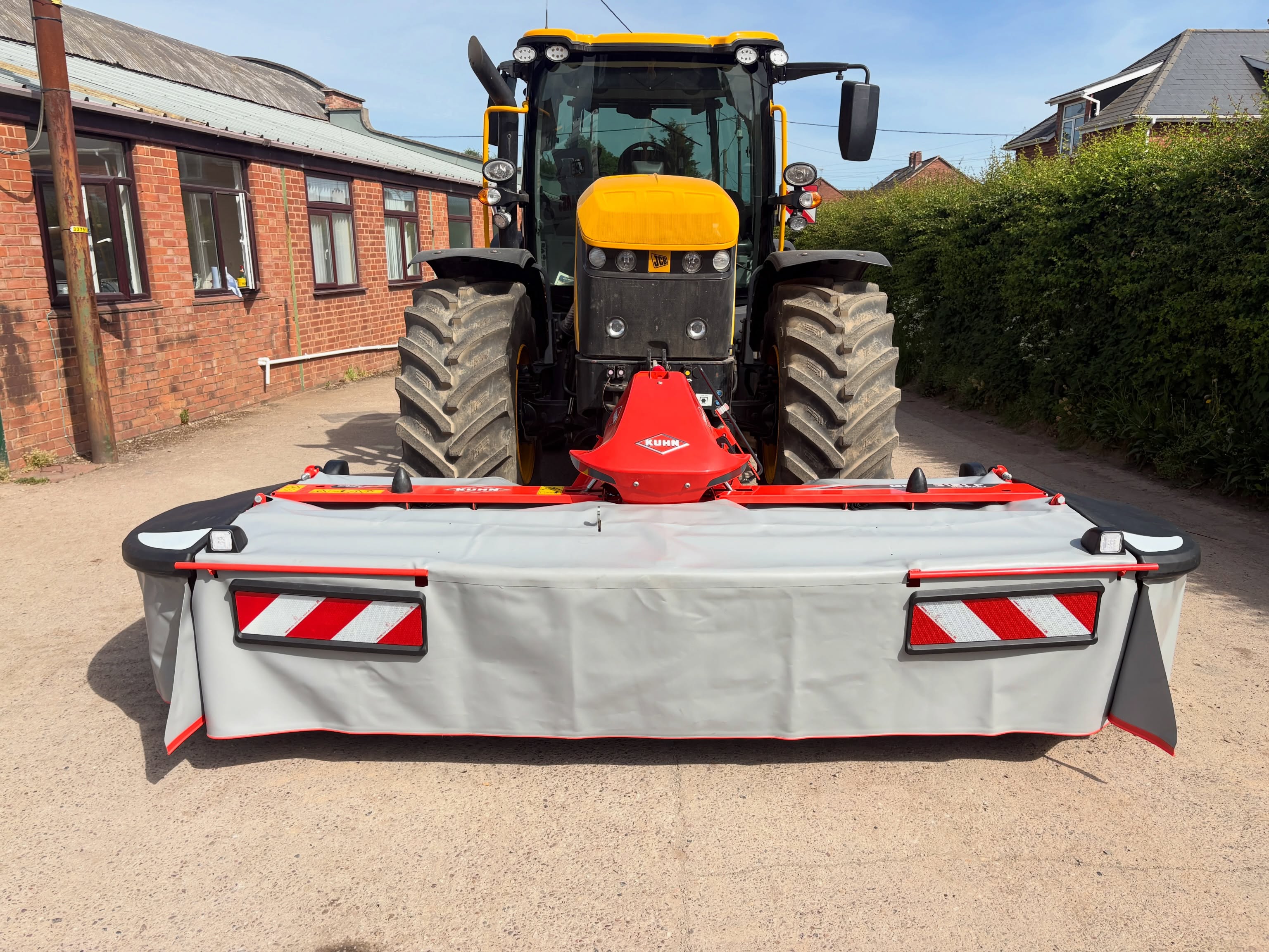 New @kuhn_uk GMD Compact Front mower built up and ready for delivery.
Compact in size but fitted with best cutter bar on the market , OptiDisc Elite 🔥
We have good stock levels of new grassland machinery available for immediate delivery , give us a call for more details.
#Beares #kuhn #bestrongbekuhn #agri #farm