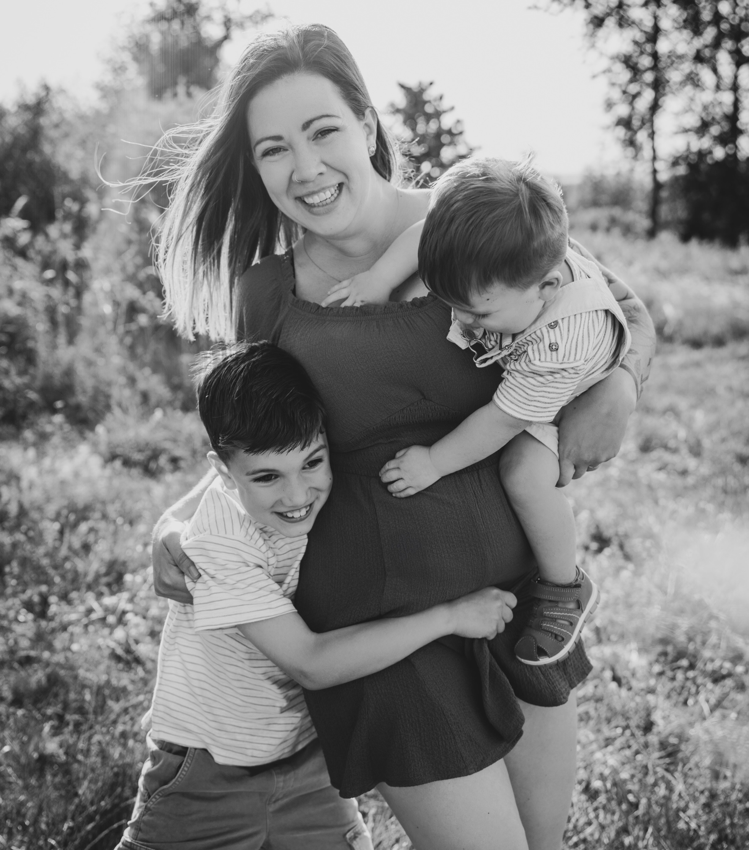MUTTERTAGS-GEWINNSPIEL 💖
Ich fotografiere so viele Mamas.
Starke Mamas. Liebevolle Mamas. Erschöpfte Mamas. 🤍
Und ganz viele sagen irgendwann während des Shootings denselben Satz: „Ich mag mich eigentlich gar nicht auf Fotos.“
Dabei sehen ihre Kinder später nicht die Augenringe. Nicht die Unsicherheit. Nicht die paar Kilo mehr oder weniger.
Sie sehen einfach nur ihre Mama🤍
Genau deshalb möchte ich zum Muttertag einer Mama ein kleines Shooting schenken.
Nicht für perfekte Bilder.
Sondern für Erinnerungen, die irgendwann unbezahlbar sein werden.
𝙕𝙪 𝙜𝙚𝙬𝙞𝙣𝙣𝙚𝙣 𝙜𝙞𝙗𝙩 𝙚𝙨 𝙚𝙞𝙣 𝙈𝙞𝙣𝙞𝙨𝙝𝙤𝙤𝙩𝙞𝙣𝙜 - 𝟐𝟎 𝙢𝙞𝙣 - 𝙛ü𝙧 𝙙𝙞𝙘𝙝 𝙖𝙡𝙡𝙚𝙞𝙣 𝙤𝙙𝙚𝙧 𝙢𝙞𝙩 𝙙𝙚𝙞𝙣𝙚𝙣 𝙆𝙞𝙙𝙨 𝙞𝙣𝙠𝙡. 𝟑 𝘽𝙞𝙡𝙙𝙚𝙧𝙣.
So kannst du teilnehmen:
✨ Folge meinem Account
✨ Like diesen Beitrag
✨ Kommentiere entweder einen ehrlichen Mama-Moment
ODER tagge eine Mama, die das verdient hätte 🤍
Teilen in der Story zählt als Zusatzlos 🩷
Teilnahmebedingungen:
- keine Barauszahlung, nicht übertragbar
-Gewinnspiel steht in keiner Verbindung zu Facebook/Instagram
-Gewinnerin wird per DM benachrichtigt
-Teilnahme bis zum 17.05 23:59 Uhr
#merastudio #muttertag #gewinnspiel
MAMA MOMMY AND ME FOTOSHOOTING