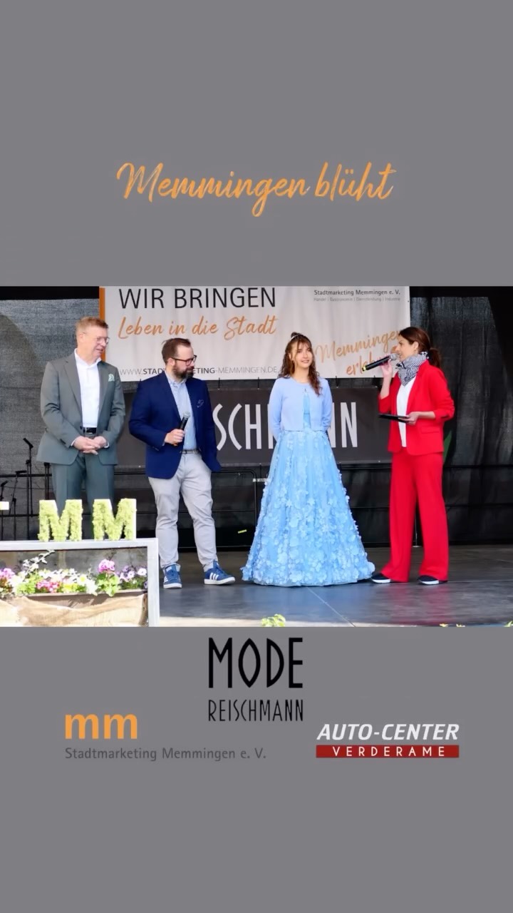 Momente mitten in Memmingen. 🎤🌸
Bei „Memmingen blüht 2026“ führte ich als Moderatorin durch ein abwechslungsreiches Bühnenprogramm mit vielen großartigen Künstlerinnen, Künstlern, Vereinen und Gästen.
VonbTanz über Musik bis hin zu traditionellen Gruppen entstand ein Event, das die Vielfalt und Lebendigkeit der Stadt auf wunderschöne Weise gezeigt hat.
Mit dabei waren unter anderem Oberbürgermeister Jan Rothenbacher sowie Hermann Oßwald, 1. Vorsitzender des Stadtmarketing Memmingen e. V..
Ebenso die Hauptsponsoren Mode Reischmann und Auto-Center Verderame.
Ein herzliches Dankeschön auch an alle Mitwirkenden auf und hinter der Bühne:
Blumenkönigin Nina Lindner, Dancing School Tosca mit Margot Venner und Patrick Hähnle, Marionettentheater Memmingen mit Marc Wiche, das Akkordeonorchester unter der Leitung von Elfriede Eberhard, die Cheerleader Red Flash Erolzheim, die Freiwillige Feuerwehr der Stadt Memmingen mit Florian Groll, die Tanzschule naDANSja mit Nadja Habermann, die Big Band des Bernhard-Striegel-Gymnasiums unter der Leitung von Helmut Oexle, Allgeier 50ccm e.V. mit Enrico Karrer, TSV Dance for Kids Trunkelsberg unter der Leitung von Yvonne Derks, Mau Mayas unter der Leitung von Eva Büchele, Tanz & Yoga Welt mit Nadja Ehlert, die Gallas Dragoner Wallenstein, TVM Dance Factory, Soundwerk, die Teeny’s der Himmlischen Teufel TV Memmingen 1859 sowie die Schule für Ballett und kreative Tanzkunst mit Uschi Buhmann. ✨
Danke für die vielen schönen Begegnungen und die besondere Atmosphäre auf und vor der Bühne. Danke an Fritz Pavlon - Memminger Zeitung für die Fotos 💛
#MemmingenBlüht #Memmingen #Moderation #Eventmoderation #Moderatorin