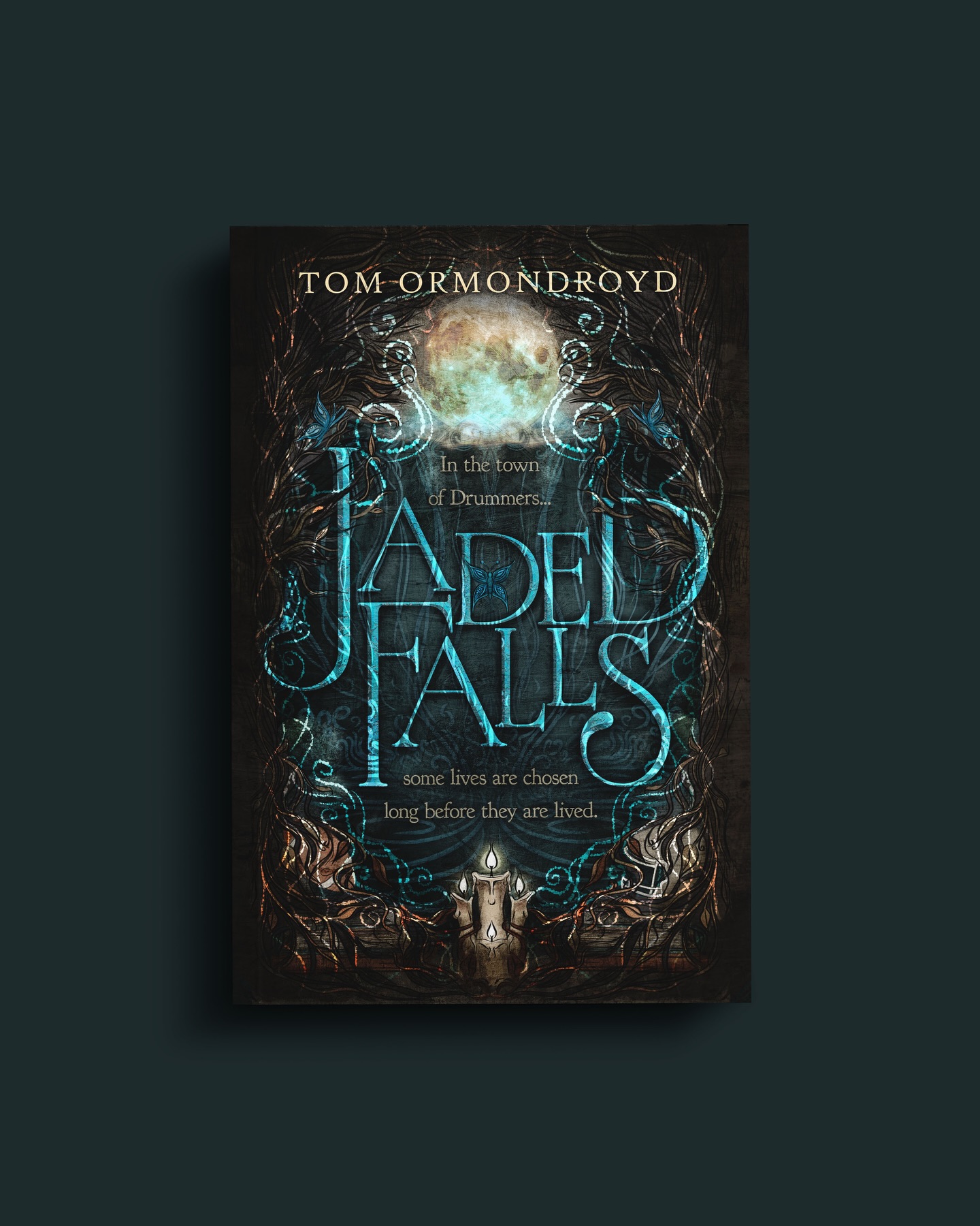 I’ve been so rubbish at putting new book covers on the grid lately. I have a backlog! So here is the wonderful @tom_ormondroyd Jaded Falls 🦋🏈✨swipe for the full wrap and dust jacket 🔜
#bookcover #illustration #artist #designer #booksbooksbooks
