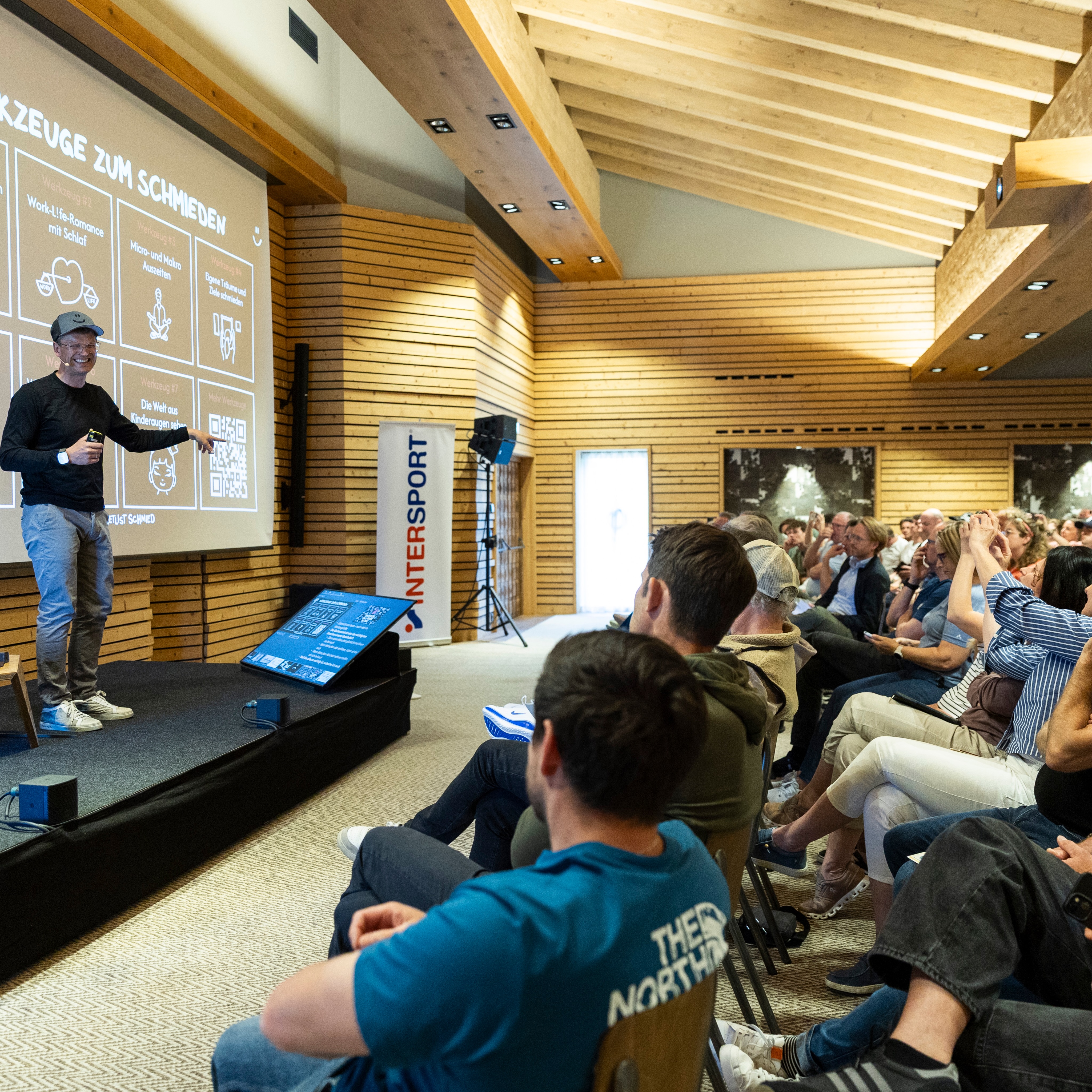 🔥 Was für eine Energie bitte. Nach wenigen Minuten war klar: Das wird heute keine normale Keynote.
Ich durfte letzte Woche für @intersport.at in Scheffau einen Erlebnis-Vortrag halten. Und ich habe sehr schnell gespürt: Das ist eine ganz besondere Bande.
Wenn sich ein Raum gleichzeitig zerbreselt, kurz darauf wieder „eiweni“ wird und auf einmal geistig in Bewegung gerät, dann entsteht etwas Besonderes. Genau dann wird aus einem Vortrag ein Erlebnis. Und genau dort beginnt’s spannend zu werden.
Das war vermutlich einer der stärksten Vorträge, die ich bisher auf eine Bühne bringen durfte. Nicht nur wegen der Bühne oder der Technik. Sondern wegen der Menschen. Und weil man manchmal selbst merkt, dass man gerade ein bissl über sich hinauswächst.
Bei INTERSPORT war vom ersten Moment an eine besondere Energie da. Offenheit. Eine Gaudi. Teamgeist. Interesse an neuen Gedanken und Werkzeugen zur Entwicklung. Nicht künstlich motiviert. Sondern einfach echt. Vollkommen klar, warum INTERSPORT die Nummer 1 ist. 🔥
Und genau dort passiert für mich das Spannendste: Wenn die Energie irgendwann nicht mehr nur von der Bühne kommt, sondern wieder zurückhupft. Wenn plötzlich der ganze Raum mitarbeitet. Dann gibt’s diese kleine Explosion. Und genauso wards gewesen = )
Danke fürs Vertrauen. Danke für die Offenheit. Für die unglaubliche Gastfreundschaft. Und für einen Tag, den man nicht einfach konsumiert, sondern wirklich erlebt hat.
Vom Erlebnis zum Ergebnis ® 🔨🔥
#BucketlistSchmied #INTERSPORT #ErlebnisVortrag #VomErlebnisZumErgebnis #WorkLifeRomance Teamspirit FeuerEntfachen
📸 Foto-Credits: @intersport