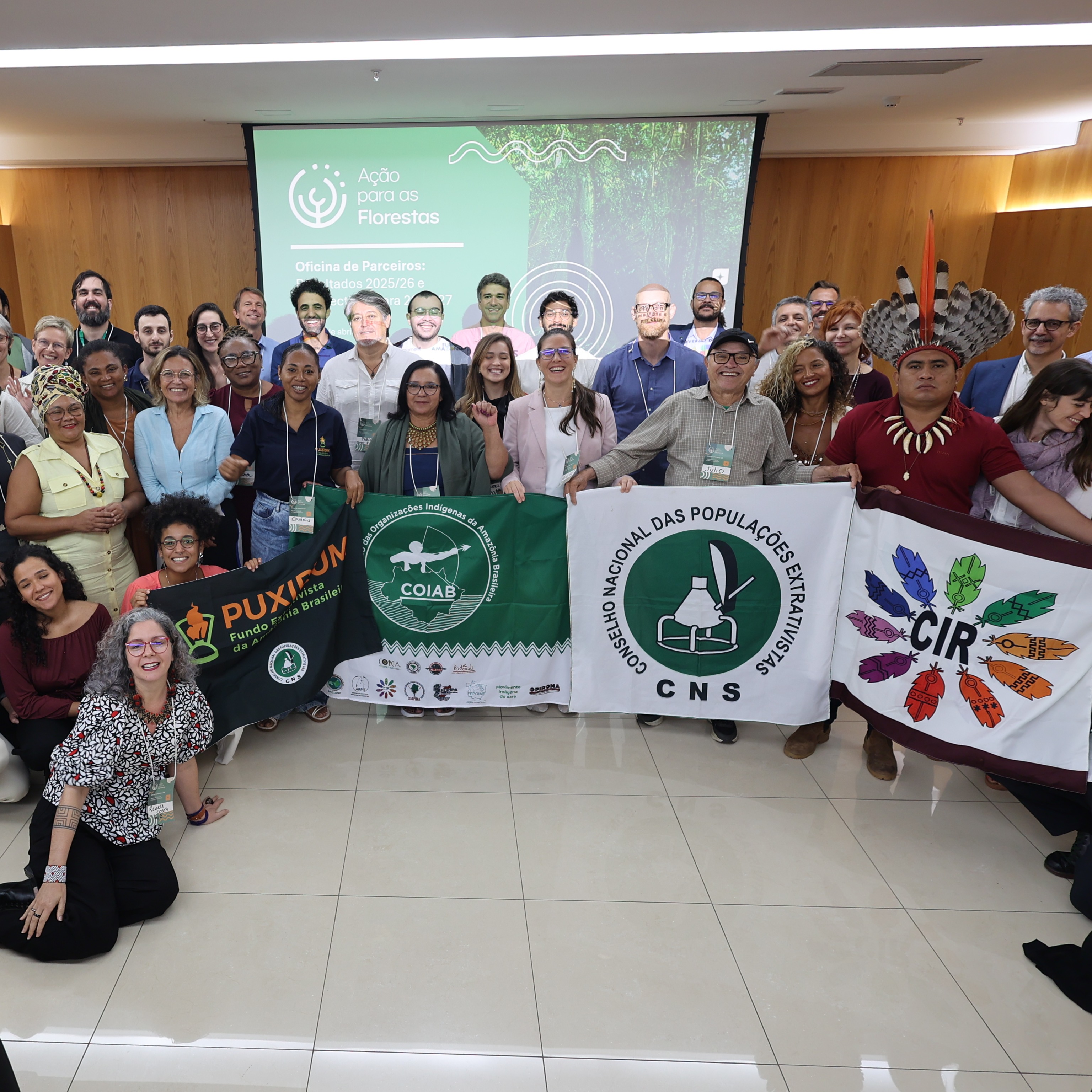 Nos dias 14 e 15 de abril, a Emboé apoiou a realização da Oficina do Planejamento Operacional Anual (POA) 2026/2027 do Projeto Ação pelas Florestas (A4F) da GIZ e parceiros, em Brasília.
O encontro reuniu representantes de governos, fundos climáticos, cooperação internacional e organizações representativas de Povos Indígenas, Quilombolas, Povos e Comunidades Tradicionais e Agricultores Familiares para construção participativa das prioridades do próximo ciclo do Projeto.
A Oficina foi estruturada a partir de mesas temáticas, apresentações técnicas e grupos de trabalho organizados por Resultados do Projeto, promovendo diálogo entre os diferentes atores envolvidos na agenda de prevenção ao desmatamento, financiamento climático, fortalecimento institucional e desenvolvimento de capacidades na Amazônia Legal.
As dinâmicas participativas permitiram qualificar o planejamento do POA 2026/2027 a partir das experiências e prioridades dos parceiros, fortalecendo convergências entre políticas públicas, mecanismos financeiros e estratégias territoriais voltadas à manutenção da floresta em pé.
Agradecemos ao Projeto A4F, à GIZ e a todos os parceiros envolvidos pela confiança e pela construção coletiva de mais esse importante momento de planejamento.
#somosemboé #ensinareaprender #fazeracontecer #gestao #gestaodeprojetos