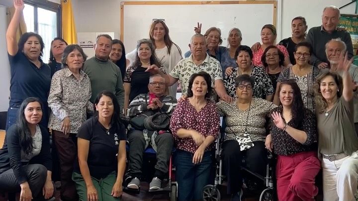 Espiritualidad y Cuidados 🩺📢
¡Estamos muy orgullosos de compartir este registro! Nuestra directora, Bernardita Rojas, fue invitada por Hospital Digital del Ministerio de Salud (MINSAL) para exponer sobre “Espiritualidad y Cuidados: Una mirada desde las comunidades compasivas”.
En este webinar, Bernardita destaca cómo el modelo de Fundación Comunida se entrelaza con el sistema de salud para ofrecer un soporte integral, donde la compasión es la herramienta clave para combatir la soledad y la fragilidad.
Es un reconocimiento a la labor que día a día realizan nuestras voluntarias y cuidadores en el territorio 🏘️✨
👇 ¡No te pierdas la exposición completa!
🔗 Link disponible en nuestra BIO.
#MINSAL #HospitalDigital #SaludChile #CuidadosPaliativos #Comunida InnovacionEnSalud LiderazgoFemenino SaludComunitaria