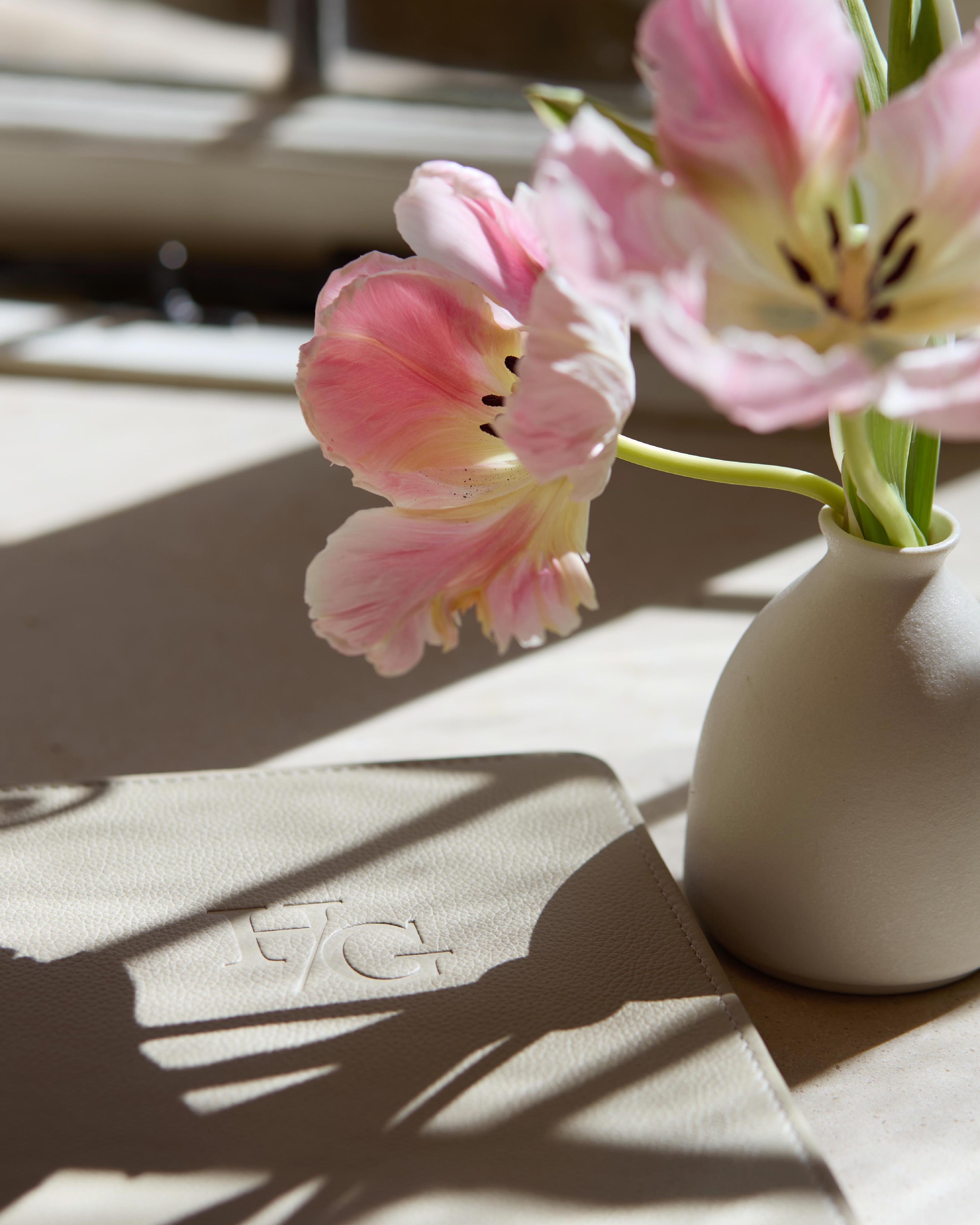 A collection of light, floral cocktails, made with delicate balance and locally sourced ingredients. The Grapefruit and Elderflower Fizz leads the selection, bringing together bright citrus and soft floral notes with a refined finish. Each serve is thoughtfully composed, with a focus on clarity of flavour and elegant presentation.
Inspired by spring in the Cotswolds, these cocktails offer a moment of ease and freshness, perfect for slower afternoons and early evenings.
Join us at the bar and enjoy a cocktail.
#cotswolds #cocktails #finedining
