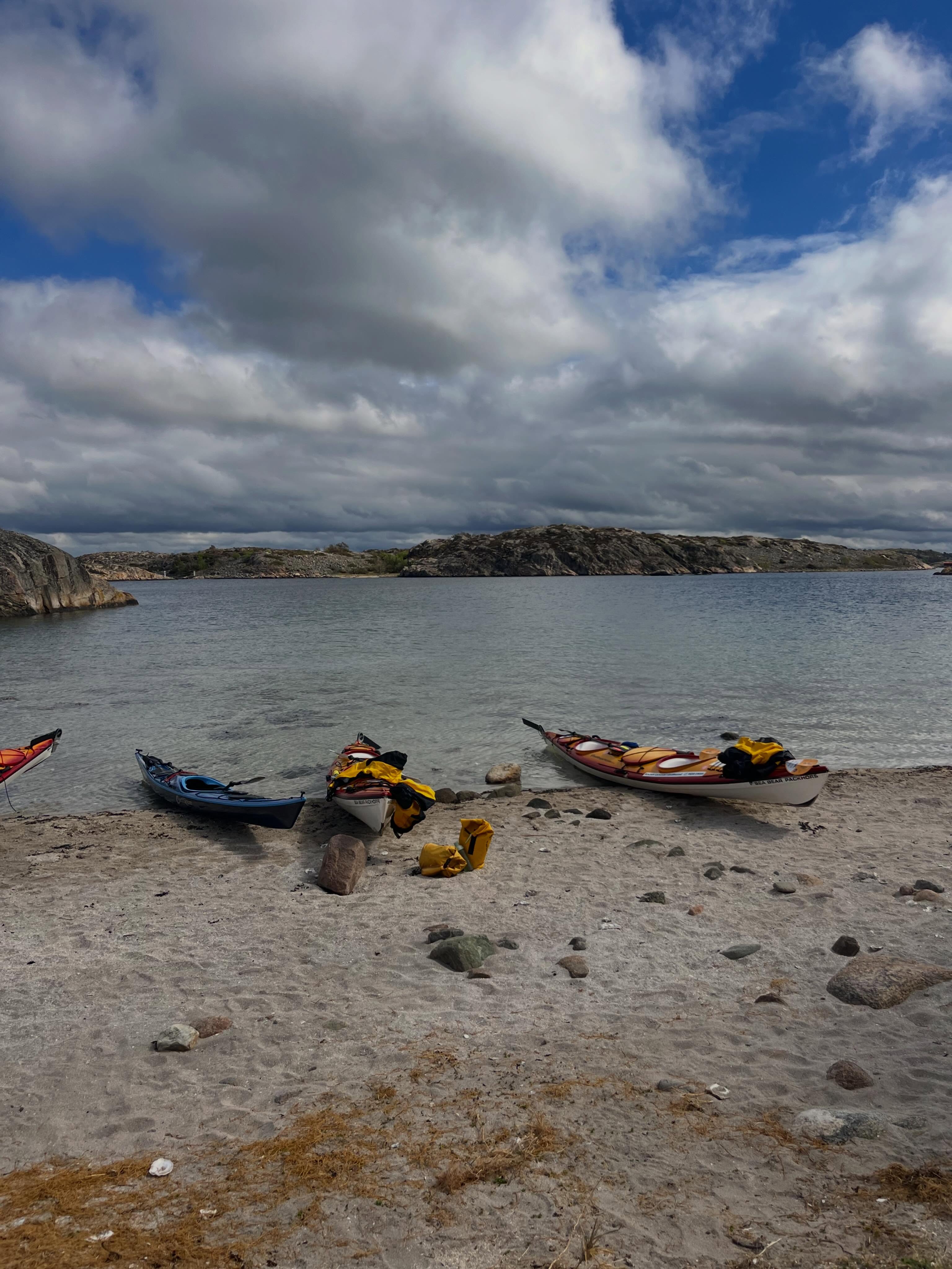 Fin fikatur idag med ett härligt norsk gäng! Boka ett eget datum för ditt kompisgäng, din familj eller varför inte paddla med jobbet! #paddlakajak #grebbestad #bohuslan #natur #skärgård