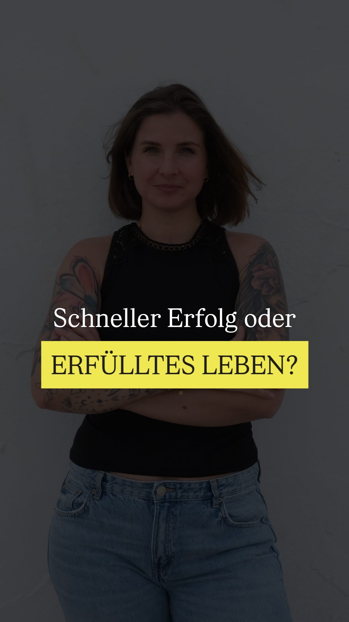 Warum werden viele Menschen erfolgreich und viel, viel Geld damit, ohne sich mit sich selber zu beschäftigen und ohne die ganze Persönlichkeitsentwicklung?
Und andere wiederum werden nicht so schnell erfolgreich mit ihrem Business, sondern brauchen einfach den Weg und Persönlichkeitsentwicklung ist einfach so ein Riesenteil davon.
Ich bin überzeugt davon, dass der Grund der ist, dass wir erfüllt sein wollen mit dem, was wir machen.
Und das machen wir nicht, indem wir einfach nur irgendwelche Socken mit Sprüchen produzieren, sondern das machen wir, indem wir anderen helfen wollen, indem wir die Welt verändern wollen, indem wir zu uns selber finden wollen und genau solche Frauen wollen wir begleiten.