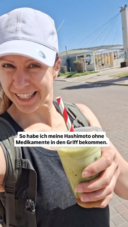 Der wichtigste Schritt, der dir vielleicht gerade noch fehlt:
Werde zu deiner eigenen Expertin. Für dich selbst.
Mach mal Dinge nur für dich.
Das ist soo heilsam und beruhigend. So fühlt sich zu Hause an.
Und so kann auch dein Körper (wieder) heilen 🫶
Wenn du wieder ganz nach deinem Rhythmus lebst und dir das gönnst, was du dir wünschst.
Mallorca, Mut, neue Ideen, Businesszweige...
Was auch immer es ist, bleibe dabei und lebe.
Das versuche ich so oft es geht in meinen Alltag zu bringen. Dieses Urlaubsgefühl und ein Leben zu erschaffen, wo sich meine Seele drin wohlfühlt 🥰
So bleibt meine Hashimoto verschwunden und ich glücklich und gesund 🌊🌞🥗🍷
Genau deshalb begleite ich heute Frauen mit ähnlichem Stresschaos, Hashimoto oder Schilddrüsenunterfunktion.
Damit du wieder aufatmen kannst, raus aus der Erschöpfung kommst und wieder neue Energie und Mut bekommst.
Um auch für deine Träume wieder loszugehen und die Kraft dafür zu haben 😘🫶
#hashimotohealing #gesundeschilddrüse #hormonbalance #gesunderkörper #lifechangingmemories
MALLORCA
BEACH
SUN
HEALING LIFE
HEALING FOODS
HEALING NATURAL
FEELING GOOD