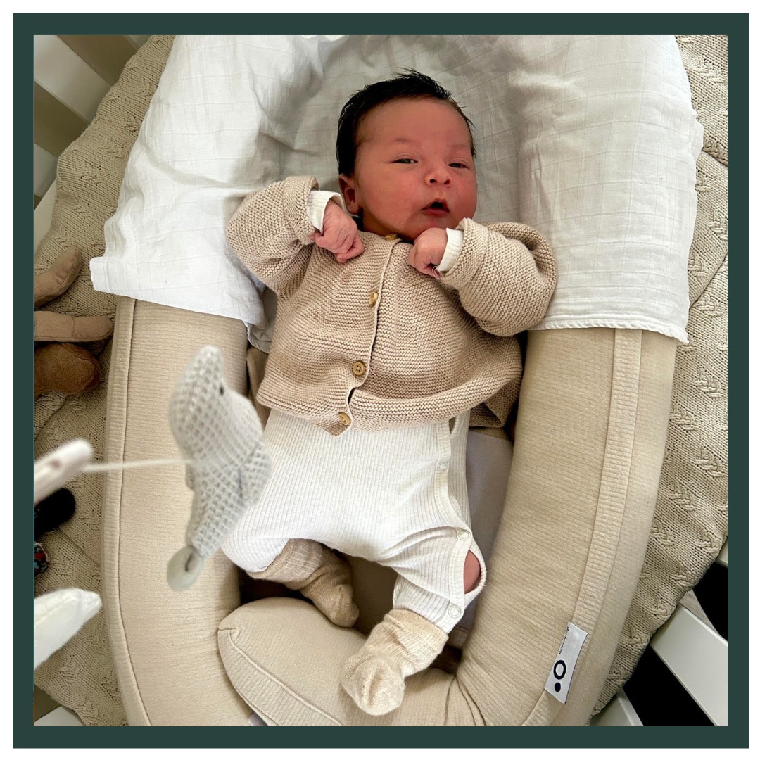 WELKOM FEDDE! 🩵
Op 24-04-2026 om 22.20 mocht grote zus Lauren dan eindelijk kennis maken met haar broertje Fedde. Hij woog 4040 gram en is geboren bij een termijn van 40 weken en 5 dagen.
Wij kende Marjolein en Floris al van hun eerste zwangerschap en vonden het ook erg leuk om ze weer terug te zien. 😍
Vroeg in de avond belde Marjolein naar Zoë om door te geven dat de weeën begonnen waren, ze twijfelde nog wel een beetje want ze duurde nog kort, maar ze kwamen wel al snel op elkaar. In overleg hebben ze besloten dat Zoë rustig aan die kant op zou komen om alvast even een plan te maken 🚗. Bij het huisbezoek had Marjolein 3 cm ontsluiting en moesten de weeën nog iets meer doorzetten, maar iets zei haar dat het weleens snel zou kunnen gaan, dus Zoë besloot te blijven. Terwijl Marjolein boven rustig in haar bubbel kwam konden Floris en Zoë samen het bevalbad opzetten. 🛁 Niet veel later waren de weeën goed doorgezet en kon Marjolein meteen het bad in, wat even wat ontspanning gaf. Al snel kreeg Marjolein persdrang en met de goede steun van Floris konden we 20 minuten later kennis maken met kleine Fedde! 🩵 Uit bad gaan en richting het bed gaan was nog even een uitdaging want de navelstreng van Fedde was erg kort, maar met goed teamwork van Marjolein, Floris, Zoë, de kraamzorg en Fedde zelf is dit gelukt. 💪🏻 Daarna verliep alles voorspoedig en konden ze heerlijk genieten van Fedde. 😍
Lieve Marjolein, Floris en Lauren, van harte gefeliciteerd met de geboorte van jullie zoon en broertje! Jullie waren een super team samen. Wij wensen jullie heel veel liefde, geluk en gezondheid toe. Liefs team Lev 🤎
#thuisbevalling #badbevalling #welkomkleintje #grotezus #verloskundige