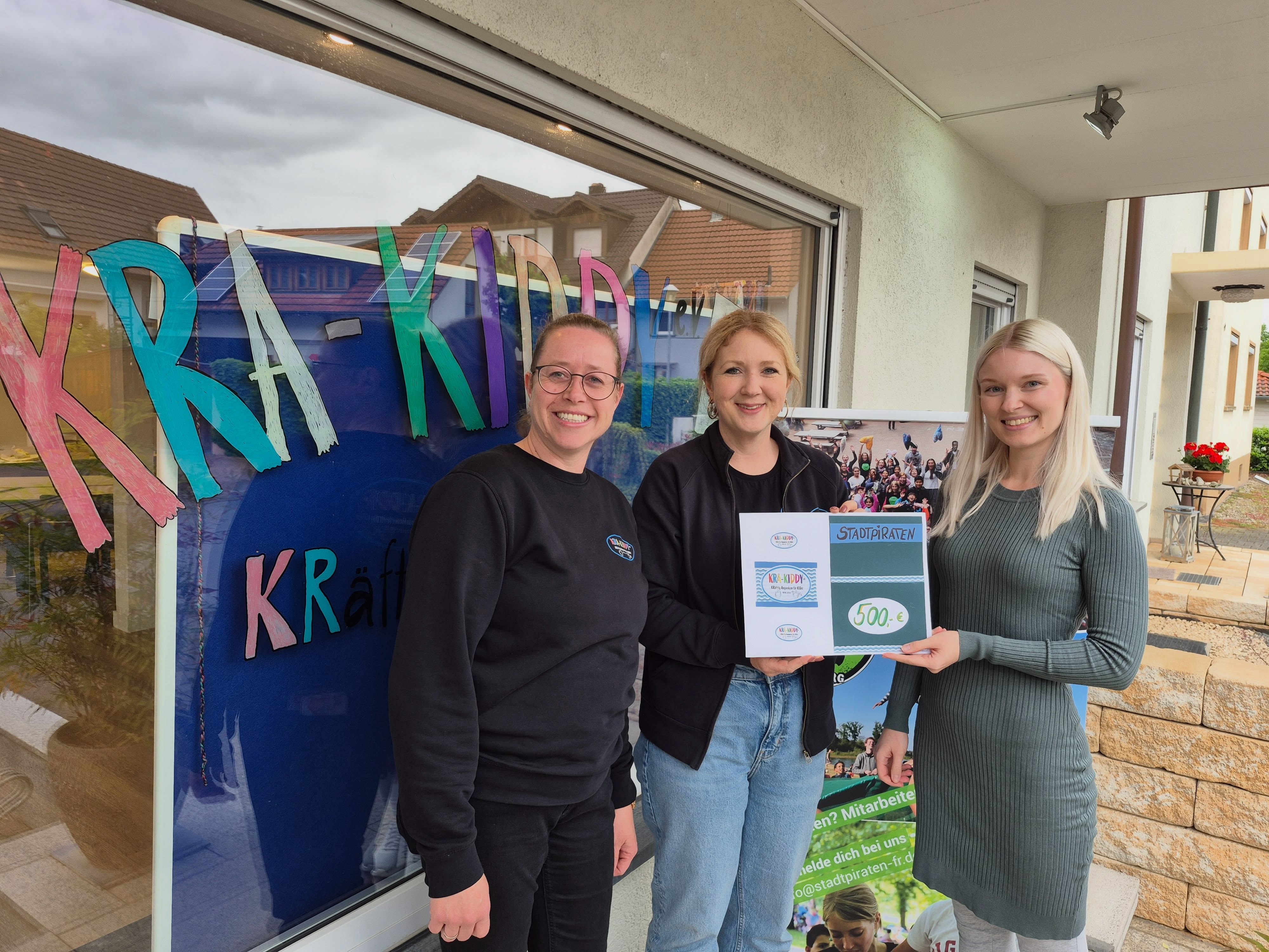 500 € für unsere Arbeit mit Kindern und Jugendlichen 💚
Diese Woche durften wir im Rahmen der Spendenübergabe des Frühjahrsmarkts vom @krakiddy eine großzügige Spende in Höhe von 500 € entgegennehmen.
Wir freuen uns sehr über diese großzügige Unterstützung und das Vertrauen in unsere Arbeit.
Ein riesiges Dankeschön an den KraKiddy e. V., alle HelferInnen sowie alle BesucherInnen des Frühjahrsmarkts, die diese Spende möglich gemacht haben. 🙏
Solche Gesten zeigen, wie viel gemeinsam für Kinder und Jugendliche bewegt werden kann. Danke für eure Unterstützung und euer Engagement!
#spende #freiburgimbreisgau #dankbar