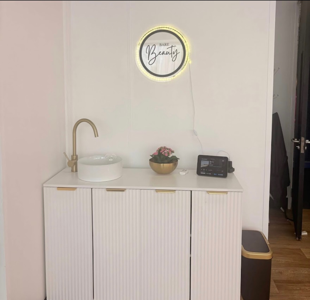 We’re a little bit obsessed with this beautiful setup at @barebeauty._uk 👏🏼
Our no mains water connection unit looks right at home in their gorgeous salon, finished with elegant gold details and a sleek countertop basin.
Thank you to Rachel for her lovely review too!
“Absolutely love my Custom Basin! It saved me thousands on plumbing costs and works like a dream… Amazing customer service, good quality product that looks so good. Highly recommend.”
This is exactly what we aim for a a stylish, practical solution that saves on plumbing costs and is backed by aftercare you can rely on!
#saloninspo #salonsink #beautyroomuk #noplumbing #portablesink