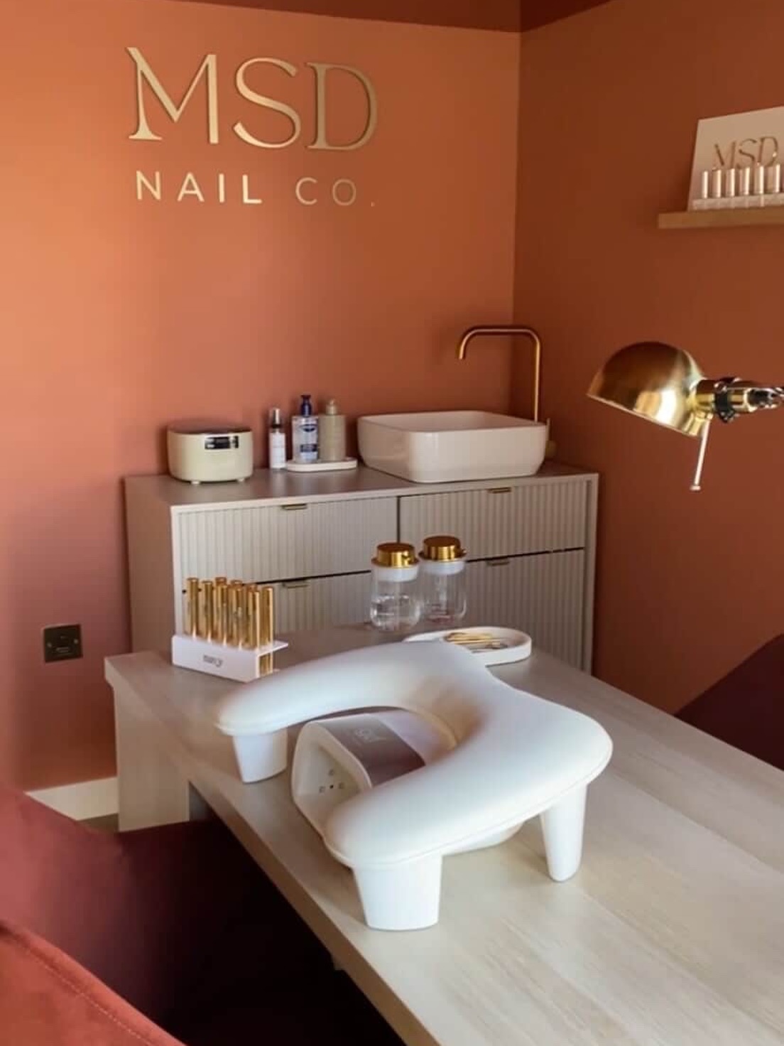 Salon goals incoming 🤩
We’re obsessed with the warm orange and gold theme at @msdnailco, and our 1m ridged unit fits in perfectly 👌🏼
Our ridged units are available in a range of colours and sizes, including standard options in 400mm, 500mm and 1m. If you need something larger or a different combo, we can also create a bespoke unit tailored to your space 🙌🏼
Thanks for sharing your photo!
#salon #beautyroom #beautyclinic #nomainswaterconnection #ukbeauty