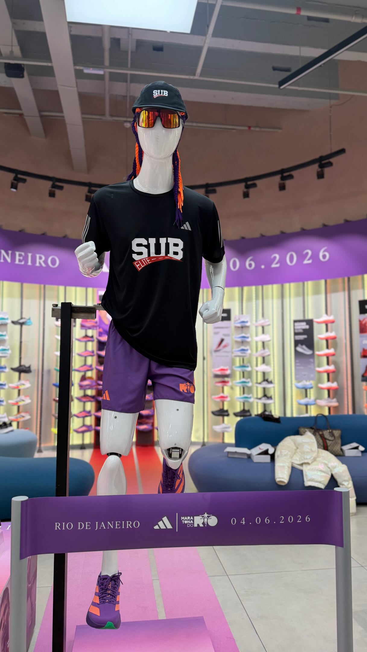 Hoje está sendo um dia muito especial para o nosso time, com a entrega das novas camisas da assessoria aos nossos alunos na loja da adidas do Shopping Top Center, na Avenida Paulista.
Lá, eles tiveram a oportunidade de sair da loja com a camisa personalizada e também utilizar o benefício de desconto exclusivo para alunos da assessoria.
Amanhã será o segundo e último dia de entrega. Estamos esperando ansiosamente por vocês aqui!
Muito obrigado à adidas do Brasil pela imensa oportunidade de estar conosco em mais uma temporada.
.
#adidasbrasil #subeliteteam #subelitevanilsonneves