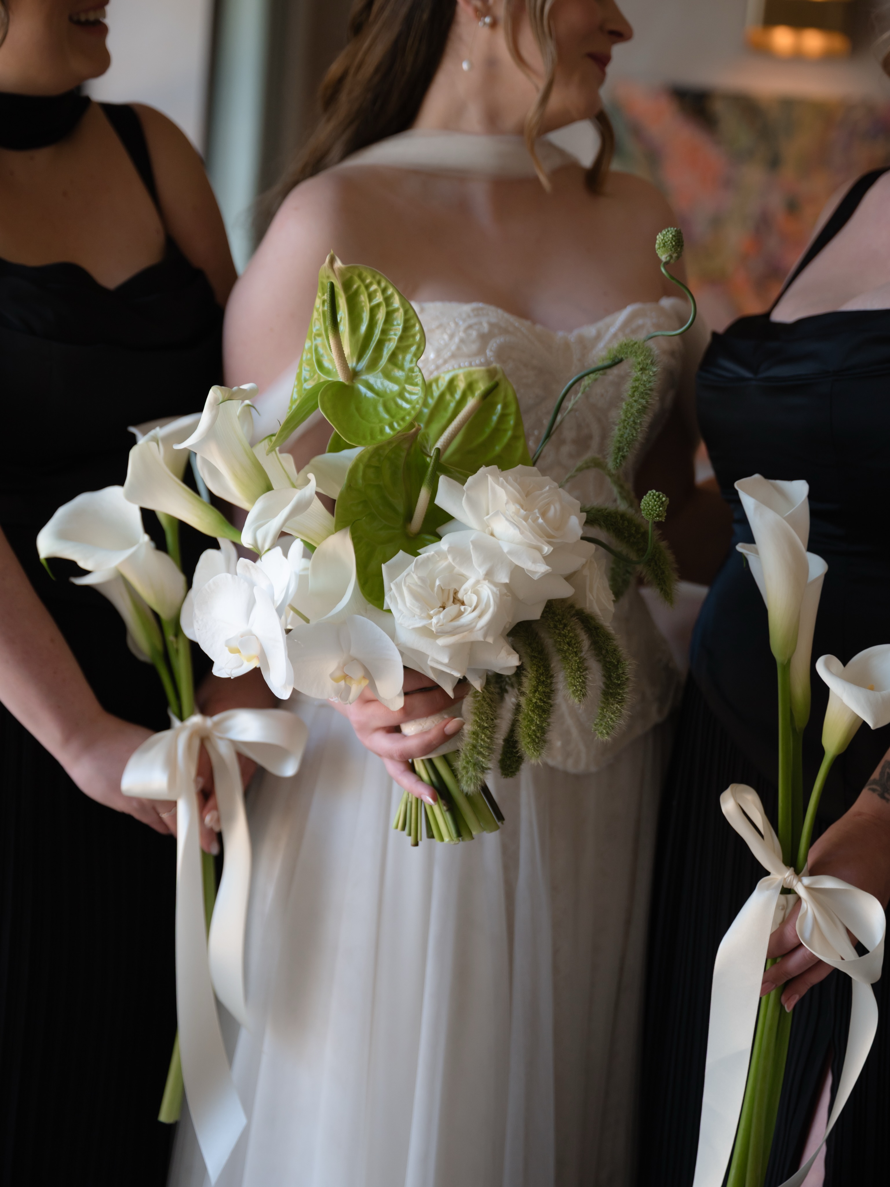 Calla lilies for the bridesmaids just made so much sense ✨
Photography @taylorhughesphotography
Content @yourday_byme
Venue @limekilnsussex
Florals @burtonsblooms
Dress @millanova @theweddingshopcolchester
Jewellery @carajewellers
Bridesmaids @azaziebridal
HMU @makeupbyfayeneill @hairbylucie_
Suit @suitsupply
Cake @birchhousebakery
Catering @kalmkitchenltd
Stationery + Signage @emsstudiodesigns_
Sax + DJ @sisaxmusic
Singer @yazminwood