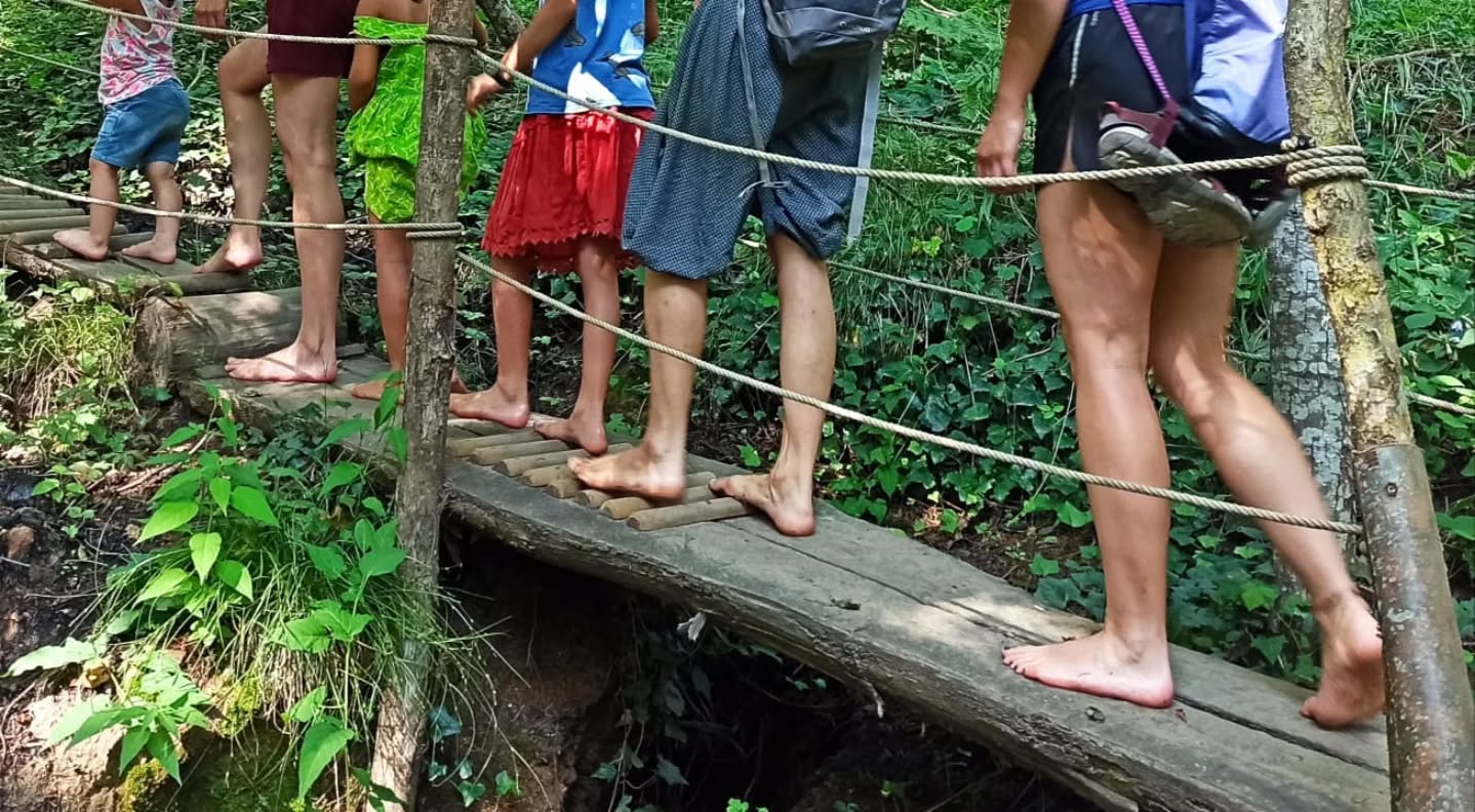 Camina descalç i reconnecta amb la natura 👣
Viu un recorregut sensorial pel bosc amb fusta, pedres, aigua i terra sota els peus. Una experiència divertida i relaxant per a tota la família 💚
#CaminaDescalç #TurismeFamiliar #Natura #ActivitatsAmbNens