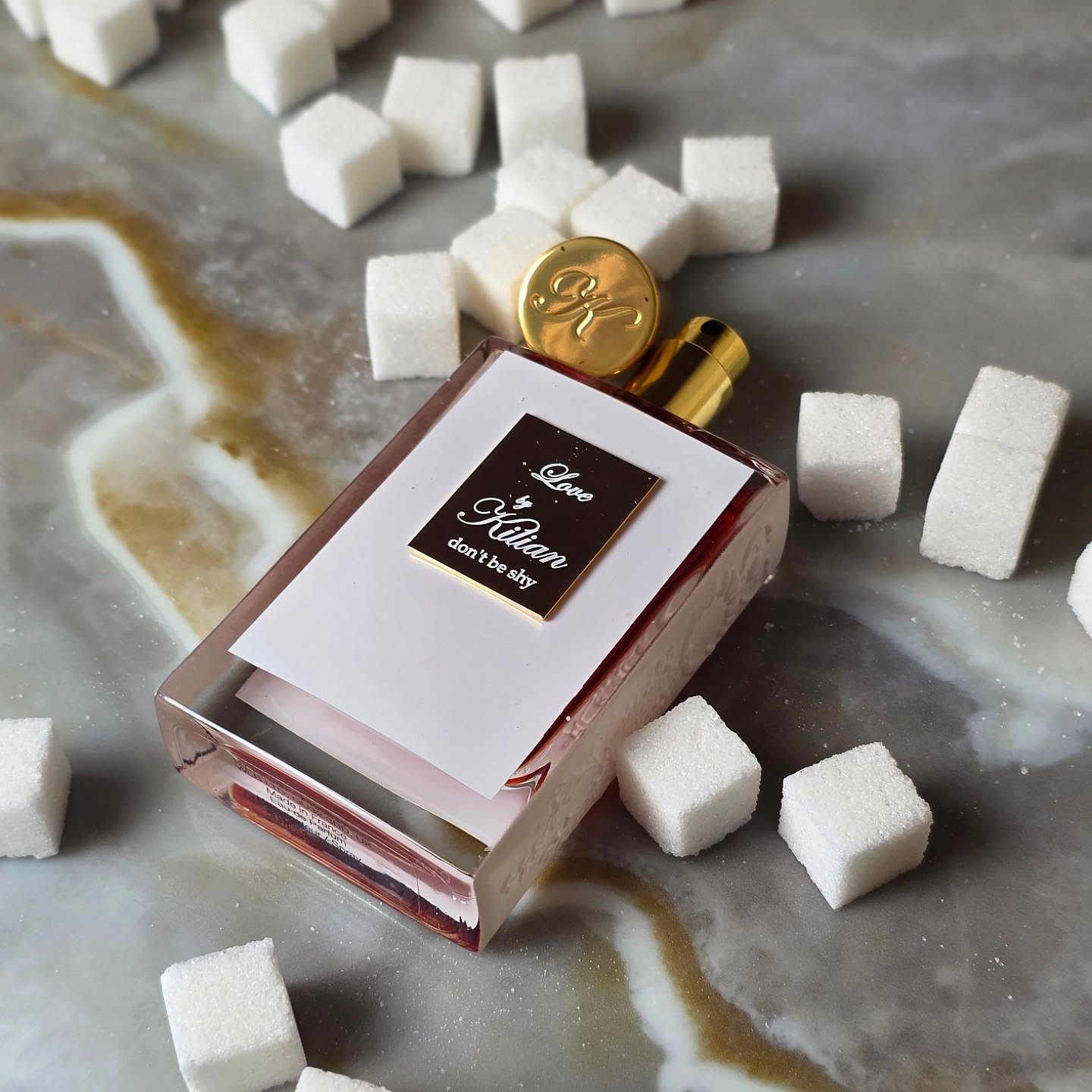 They installed the wrong countertop, which is completely throwing off my aesthetic IG grid, but Love Don't Be Shy can solve my emotional distress. The sugary sweetness will brighten up my day.
.
.
.
.
.
Top notes are Neroli, Bergamot, Pink Pepper and Coriander; middle notes are Orange Blossom, Honeysuckle, Jasmine, Marshmallow, Iris and Rose; base notes are Sugar, Vanilla, Caramel, Musk, Civet and Labdanum.
.
.
.
.
.
.
#kilian #nicheperfume #smellgood