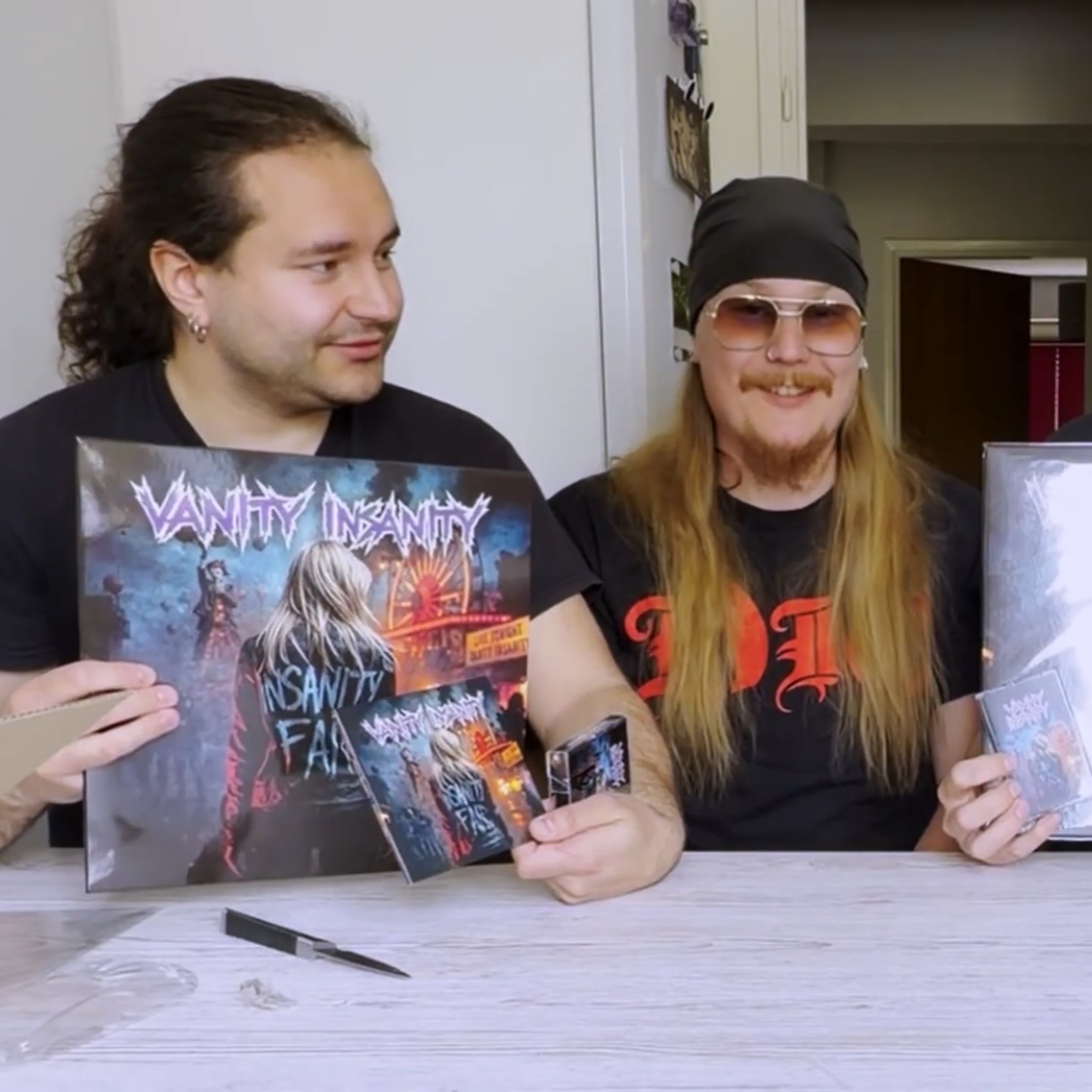Vanity Insanity unboxes sin ny platta.
Grafisk design av Brunzell Design
@vanityinsanity_official