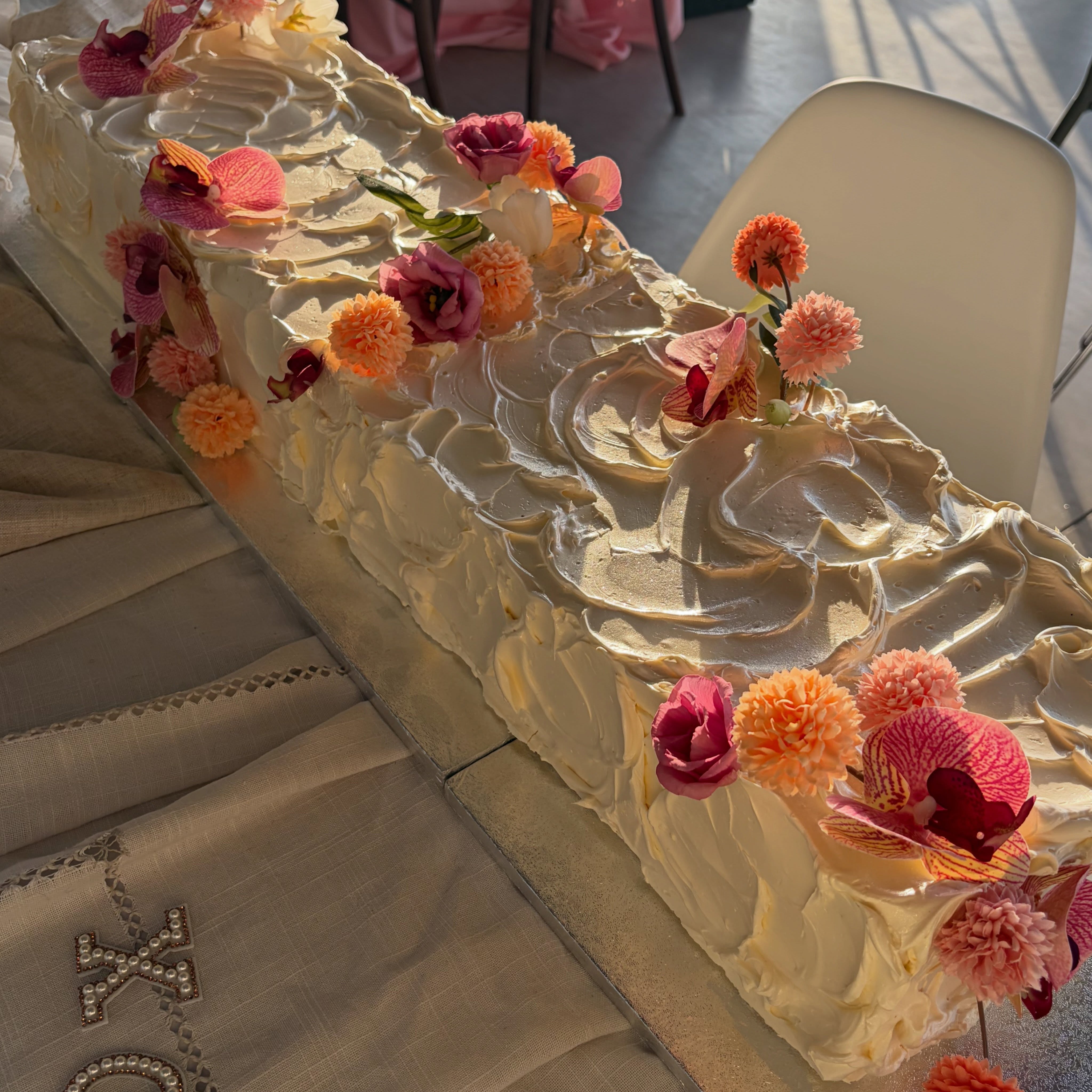 Evening sunshine on this fave wedding cake style! Perfect for slicing (caterers everywhere are thanking the cake gods 😆) and makes the most amazing visual impact- big fan of the oblong cakes over here!
Summer Wedding season is officially go- whoop whoop! 💍🍰
#weddingcakedesign #weddingcakemaker #dealkent #kentcakes #bespokecakes
