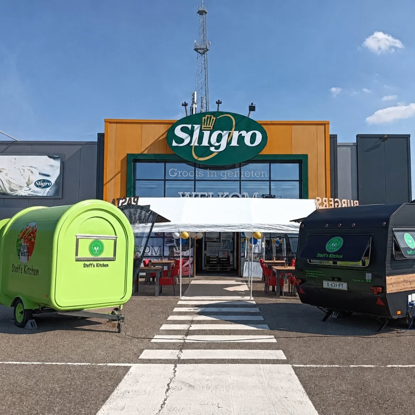 Vandaag staan wij met de hamburger- én pasta foodtruck bij de Sligro voor een bijzondere gelegenheid 🎉
We vieren samen het 40-jarig jubileum van een personeelslid. Wat een prachtige mijlpaal! Gefeliciteerd namens ons team 👏
Tijdens deze feestelijke dag verzorgen wij verse pasta’s, broodjes hamburgers en natuurlijk heerlijke verse friet voor alle gasten 🍔🍝🍟
Bedankt voor de gezellige sfeer en het vertrouwen in onze foodtrucks!