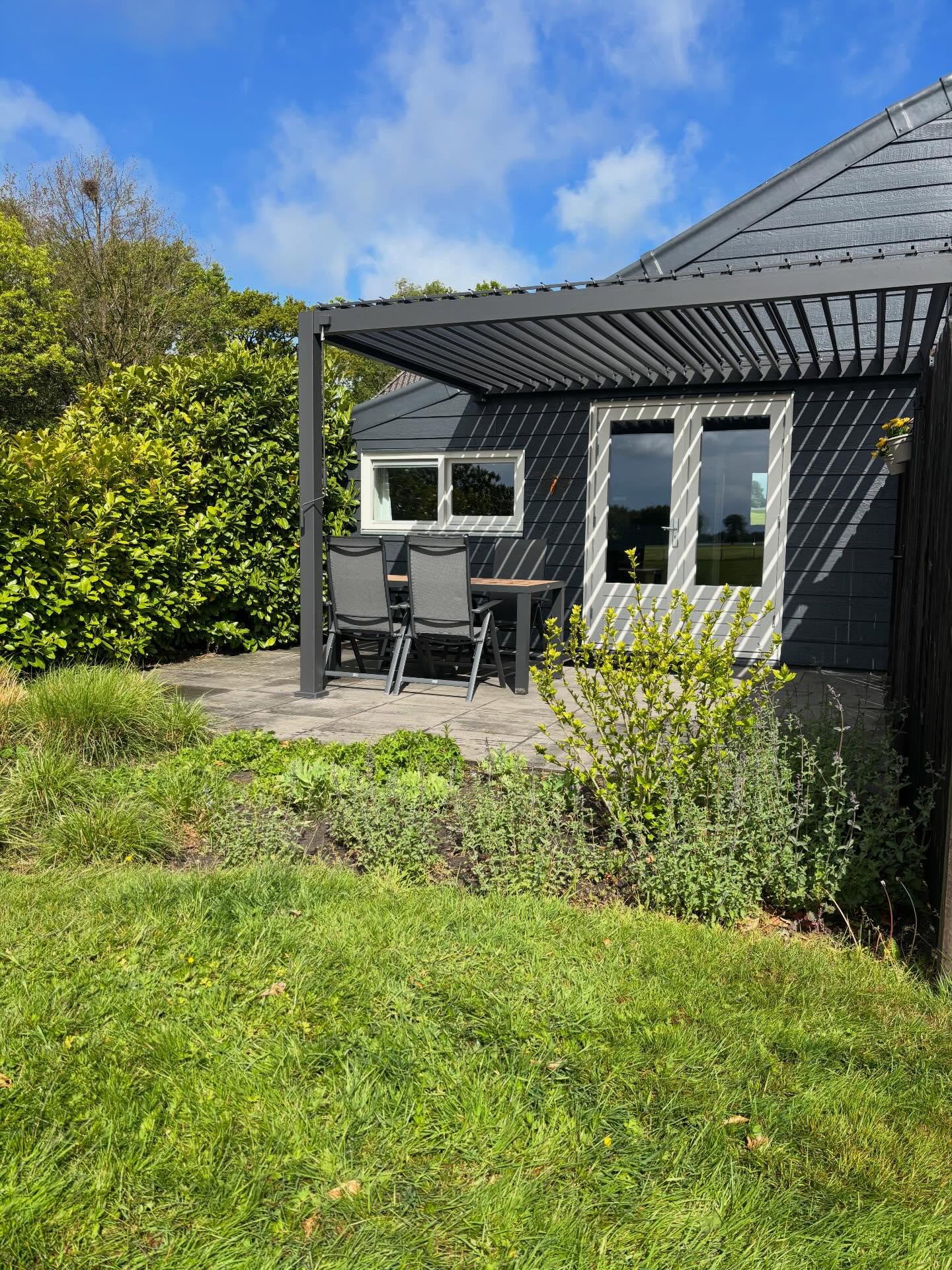 ✨ Nieuw bij onze B&B ✨
Onze B&B is nu voorzien van een prachtige nieuwe lamellen overkapping! ☀️🌧️
Of je nu wilt ontspannen in de zon, beschut wilt zitten tijdens een zomerse bui of ’s avonds gezellig buiten wilt genieten. Het kan allemaal 💚