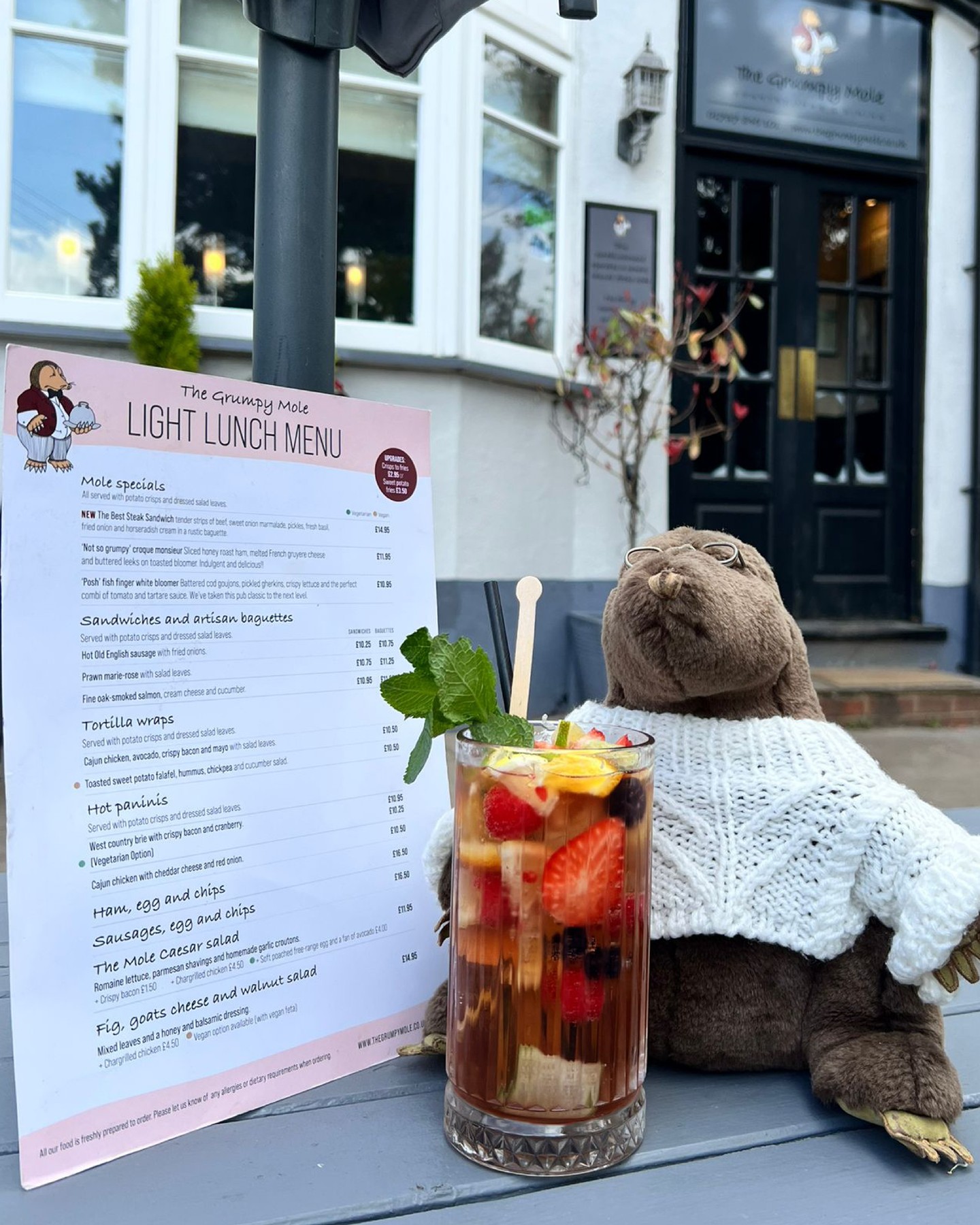 Sun’s out, spritz is served 🍊✨ Who's joining us this weekend for a spritz in the sun, accompanied by something delicious off our light lunch menu?
#thegrumpymole #surreylife #sundhine #spritz #cocktail