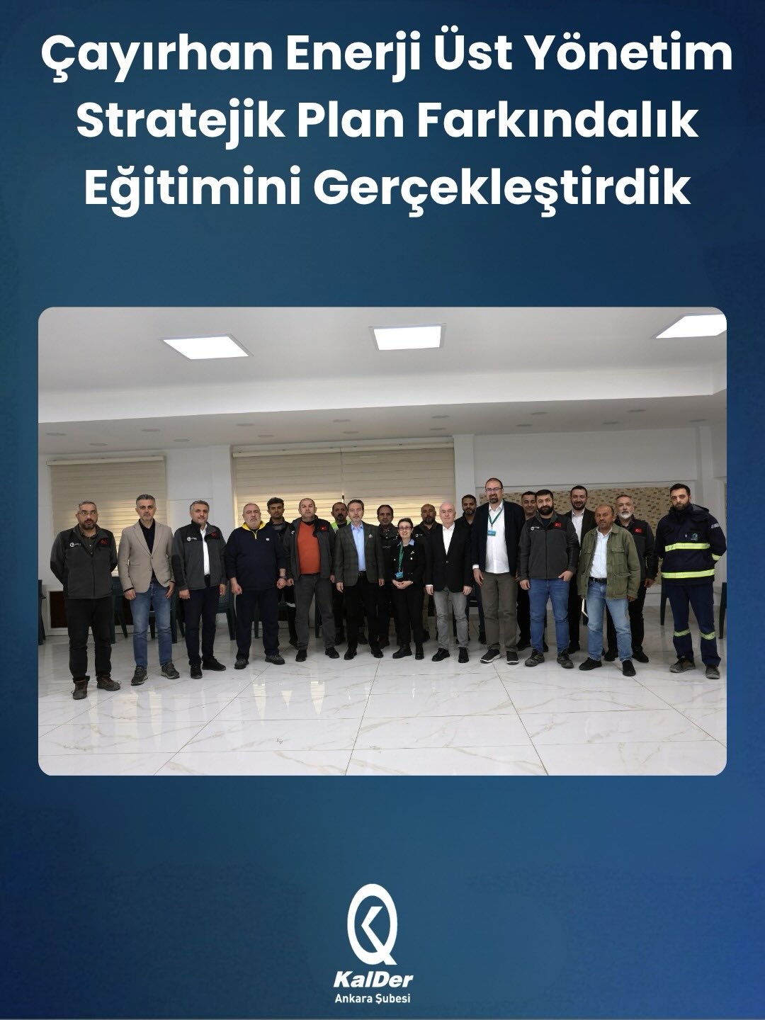 Çayırhan Enerji’de üst yönetim ve proje ekibinin katılımıyla gerçekleştirdiğimiz Stratejik Plan Farkındalık Eğitimi’ni başarıyla tamamladık.
Eğitim boyunca; stratejik planlama yaklaşımı, kurum hedeflerinin yayılımı, sürdürülebilir başarı için liderliğin rolü ve ortak vizyon oluşturmanın önemi üzerine değerli paylaşımlar gerçekleştirdik.
Üst yönetim ve proje ekibinin yoğun katılımı ile gerçekleşen bu buluşmada, stratejik bakış açısının kurum kültürüne etkisini birlikte değerlendirme fırsatı bulduk.
KalDer Ankara olarak; kurumların sürdürülebilir gelişim yolculuğuna katkı sağlamaya, kalite kültürünü ve stratejik yönetim anlayışını yaygınlaştırmaya devam ediyoruz.