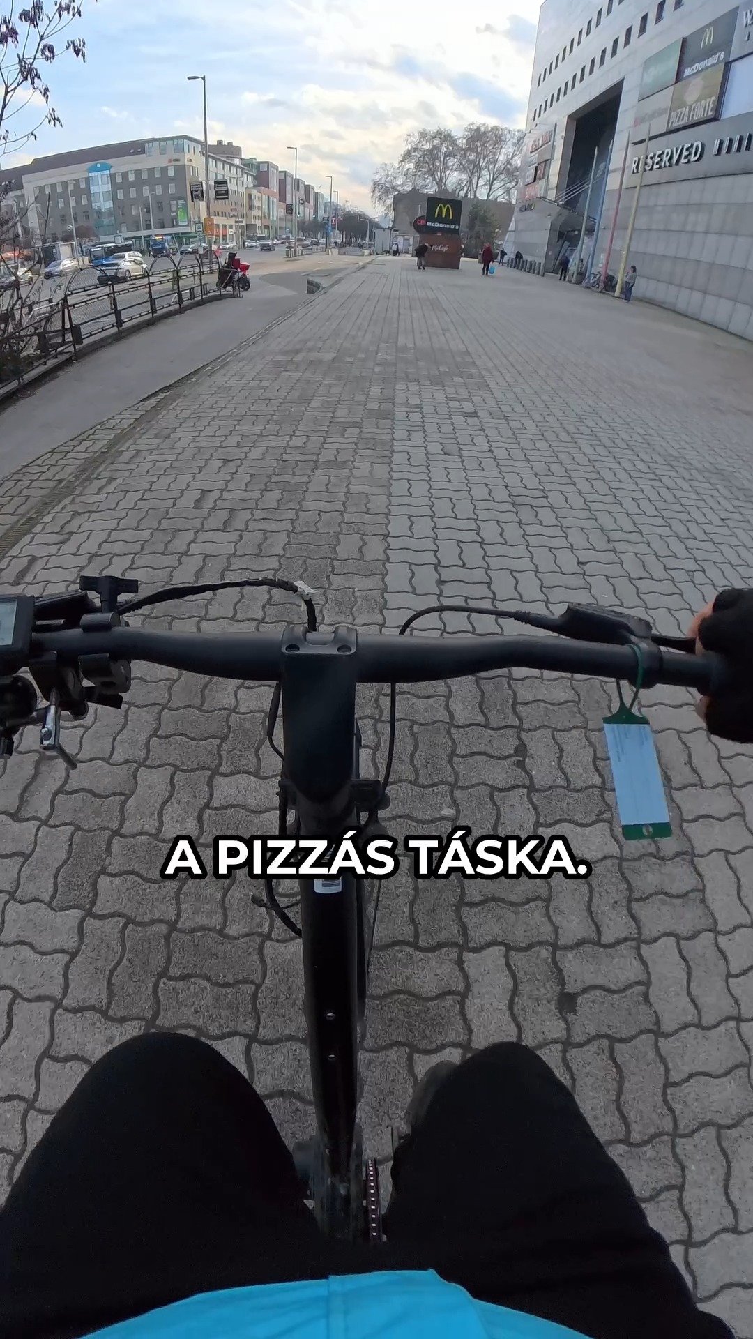 Inkább 20 km sík terepen, vagy 1 km a Rózsadombon? Melyiket választanád? 🤔
#wantopfutár #wtf #futár #futárszolgálat #munka