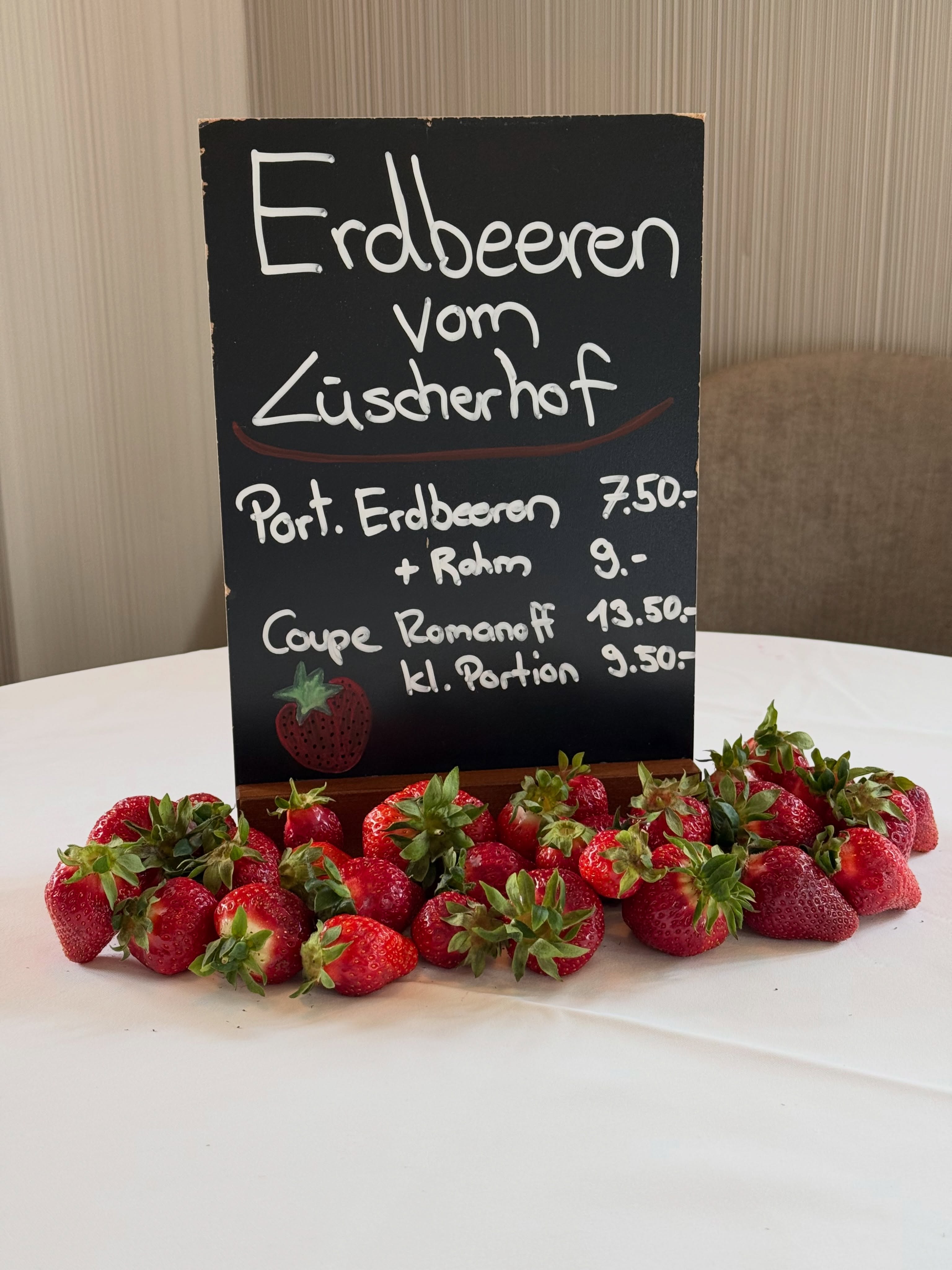 Die besten Erdbeeren der Region bei uns zum geniessen❤️