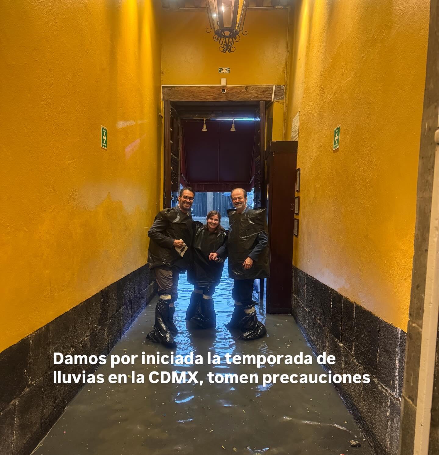 Sobreviviendo al aguacero de ayer que inundó varias partes de la ciudad