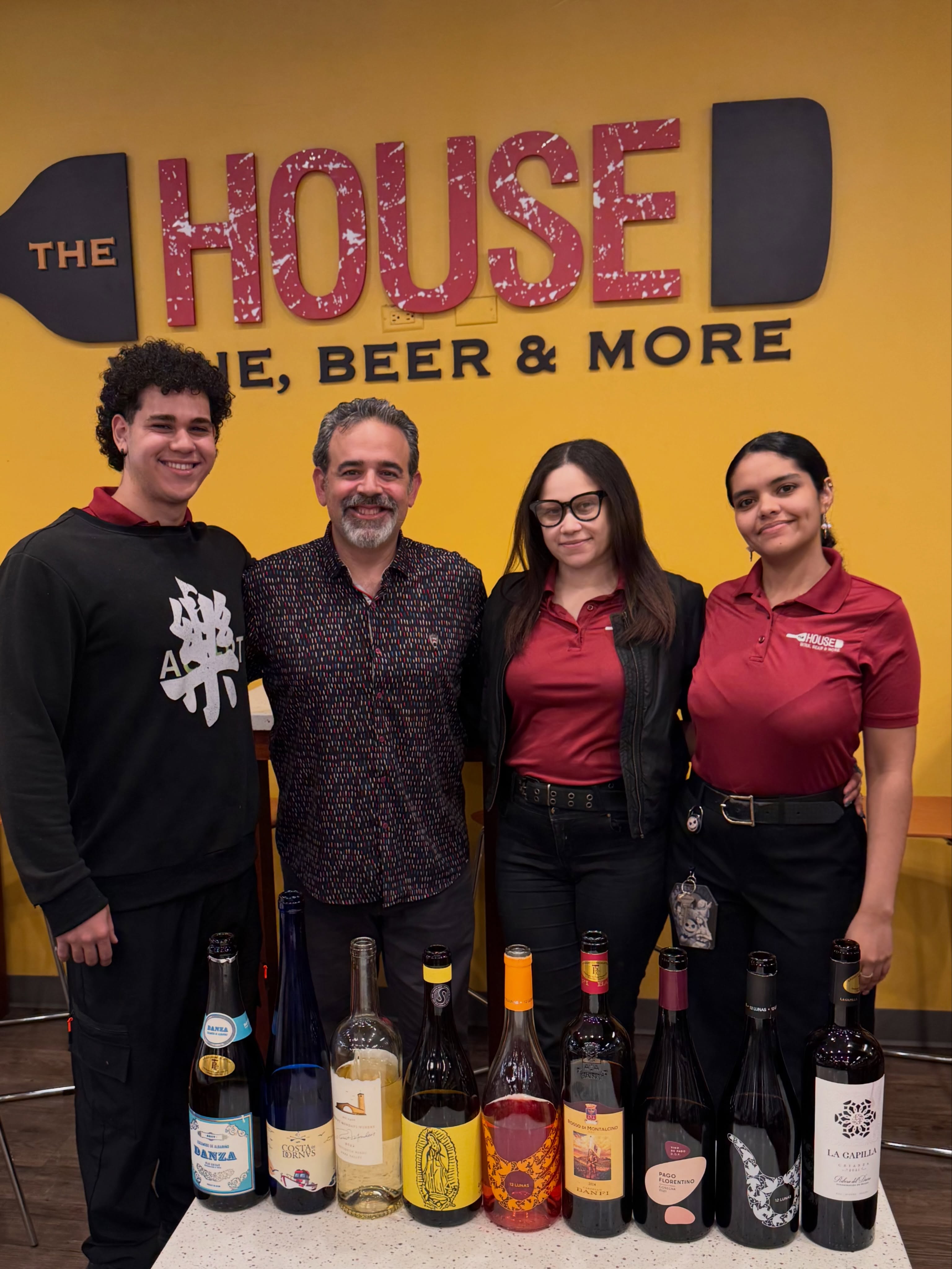👇🏻Escribe PUNTOS en comentarios para ver más reseñas🍷
Gracias al equipo de @thehouse_pr por el apoyo y a las casas de vino que participan en “The Score”. Ya son 200 vinos reseñados a ciegas para ustedes. Dime si has comprado algún vino por alguna reseña o recomendación que te haya dado. ¡Salud y dale share!
#reseña #vino #aprende #compra #cata