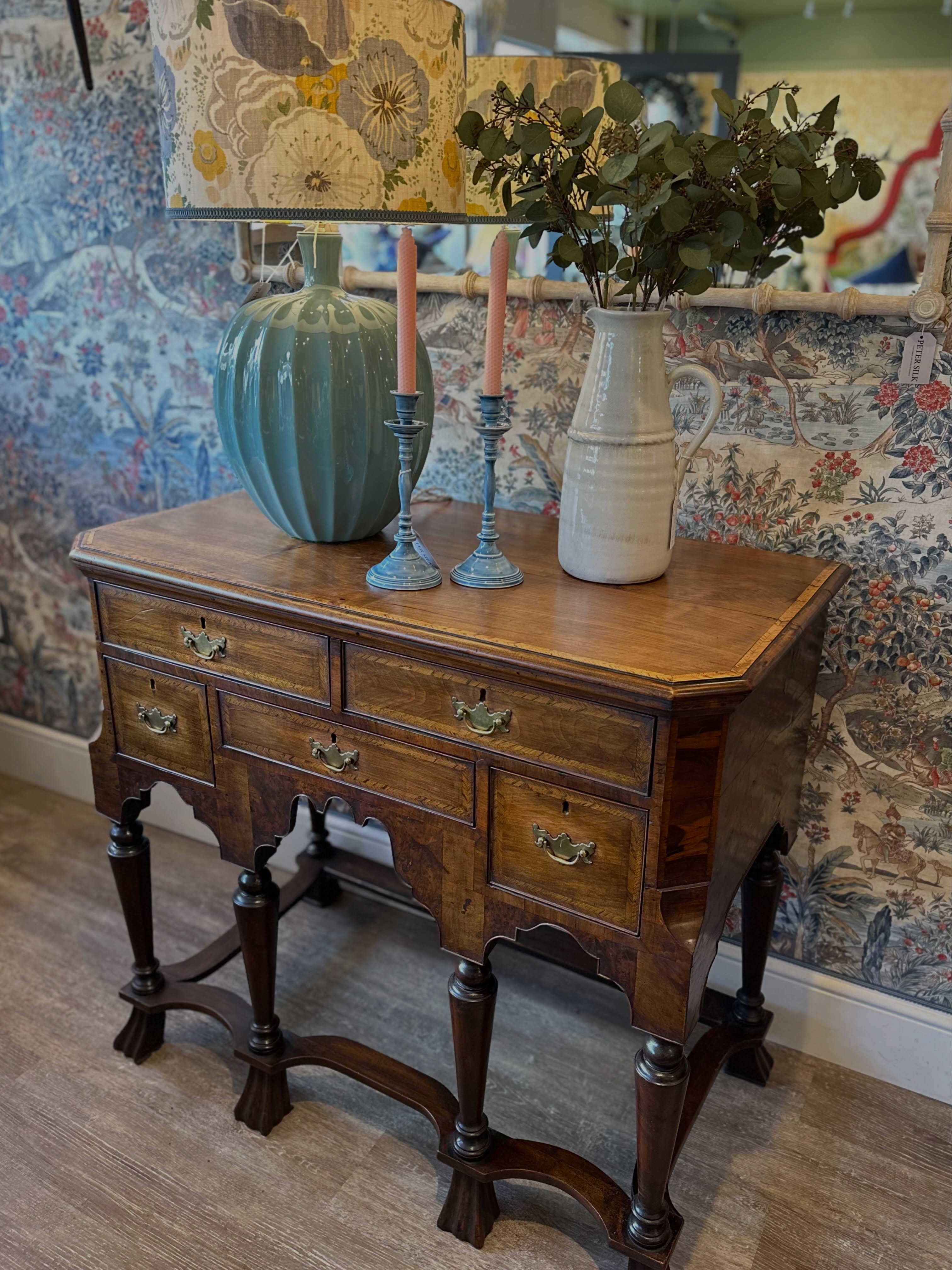 Peter’s Pick of the Day… Our stunning 18th Century Yew & Walnut Top Dresser / Console Table with the most beautiful hidden details in tulip wood including a feather banding 🤎
Dimensions:
Width - 103cm (40 1/2 Inches)
Depth - 58cm (22 3/4 Inches)
Height - 94.5cm (37 1/4 Inches)
Enquire with us for details, before it finds a new home ✨
#antiquefurniturerestoration #18thcentury #interiorfurniture #antiques #antiqueshop