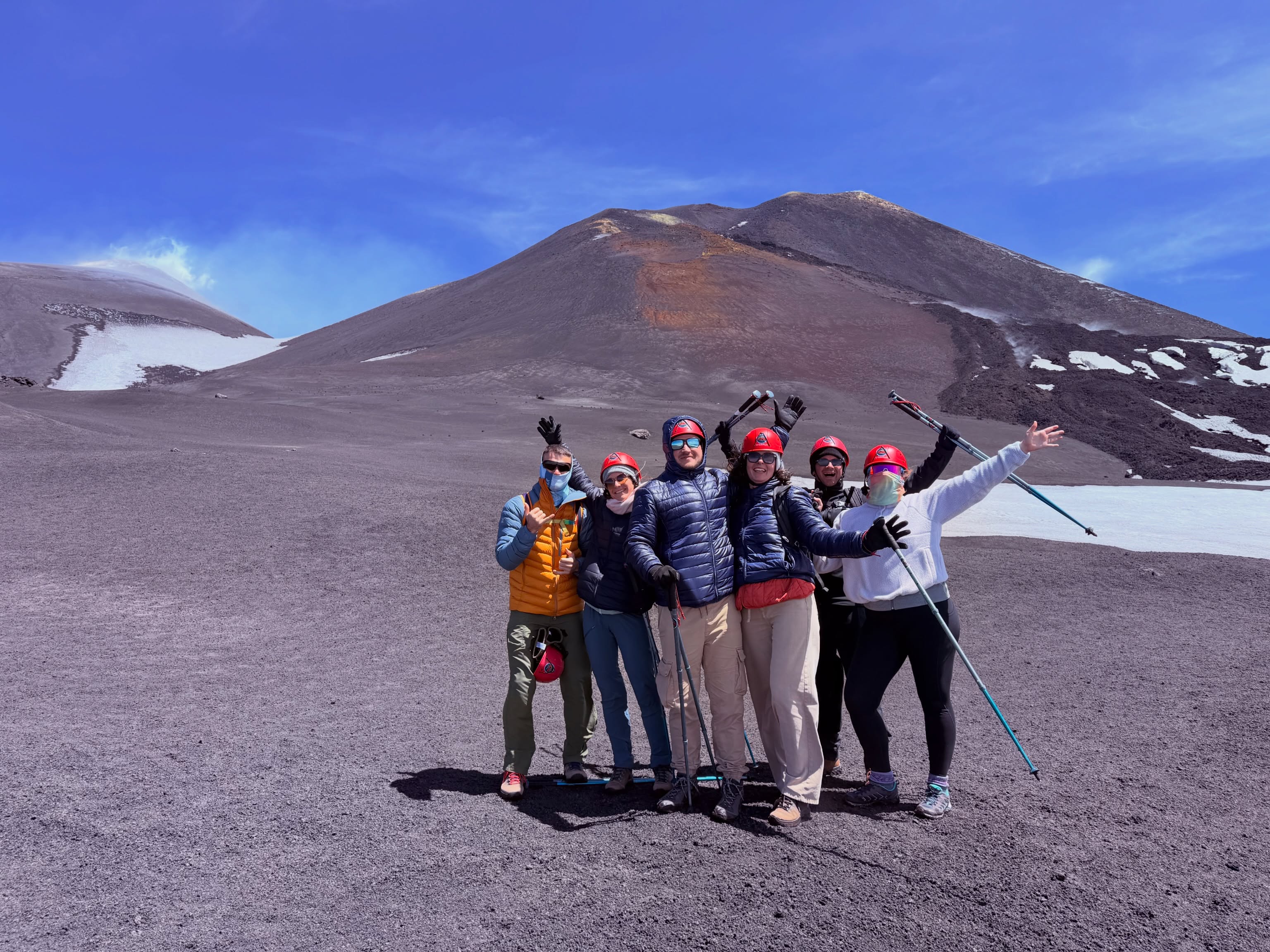 #Etna Central Craters SUD • 💨 Nonostante Eolo non ci abbia mollato.. da sigonella con furore questo spettacolare gruppo in visita sulla cima di uno dei vulcani piu attivi del pianeta 🌋❤️ #sicily #volcanoes #sicilia #guidevulcanologichesicilia
👉Prossimo tour in cima 18 Maggio 2026
🌍 https://www.etnative.com/etna-cratere-centrale
☎️ wa.me/etnative o +393780861560
📧 etnativo@yahoo.it