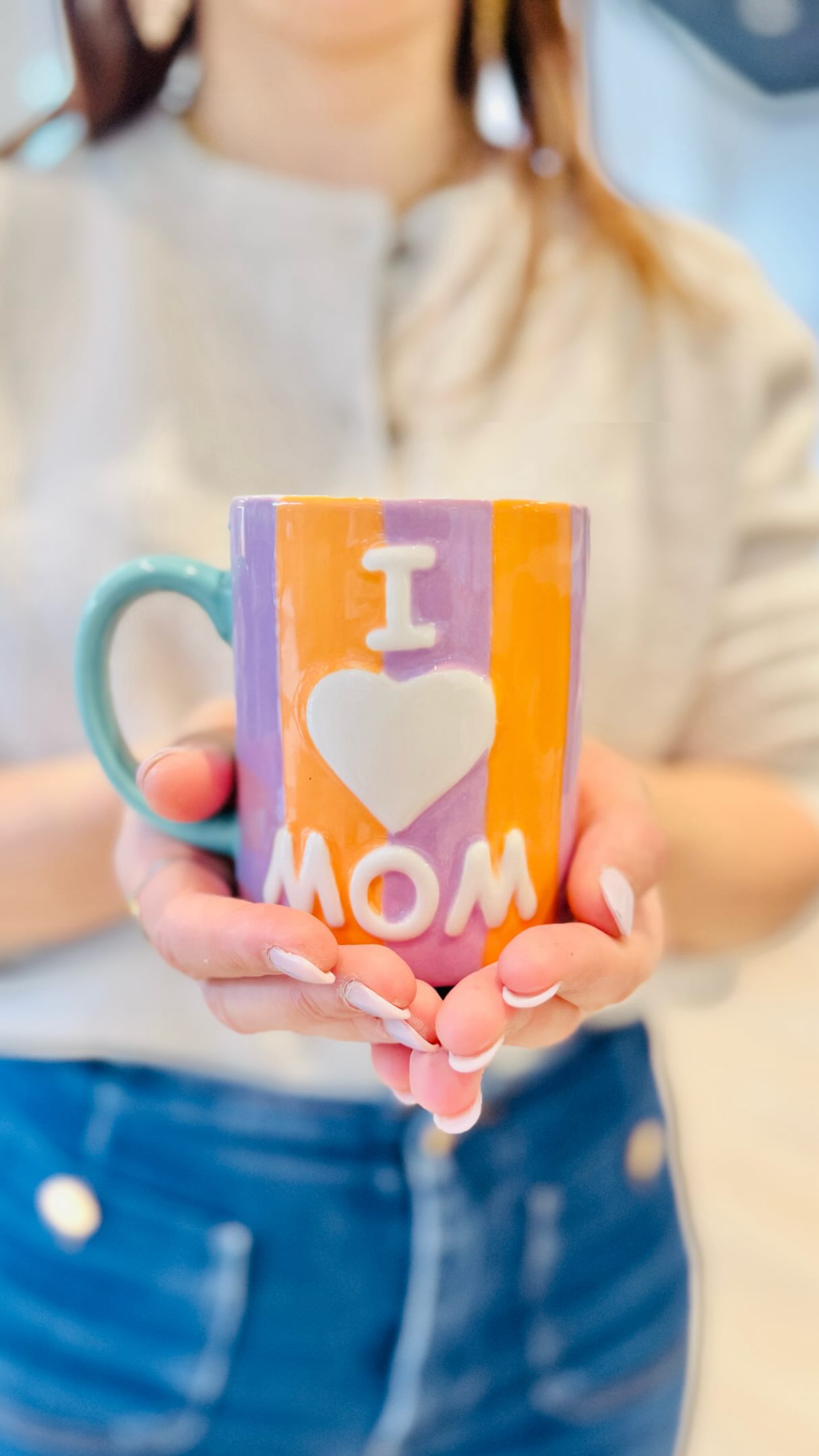 ✨ En 30 secondes, on vous montre comment créer une petite attention parfaite pour la fête des mères ♥️
Notre nouvelle tasse “I love Mom” est LA céramique idéale pour offrir un cadeau à la fois singulier, utile et rempli d’émotion 🥹🎨
Quelques couleurs, un pinceau, un message peint avec le cœur… et vous obtenez une création unique que votre maman gardera pendant des années ✨
Chez Manifik, on adore l’idée d’offrir un cadeau personnalisé et fait main plutôt qu’un objet impersonnel ♥️
Vous pouvez créer votre tasse :
👉 lors d’une séance de peinture sur céramique au café
👉 ou tranquillement à la maison avec nos box prêtes-à-peindre
Et bonne nouvelle 👀✨ Avec notre cuisson express, votre pièce sera prête à temps pour le 31 mai ✨
Alors si vous cherchez une idée cadeau originale pour la fête des mères à Strasbourg… vous venez de la trouver 😍
Réservez votre session sur manifik.fr ou venez découvrir nos boxes prêtes-à-peindre au Manifik Céramic Café ♥️
fête des mères - cadeau fête des mères - cadeau personnalisé - peinture sur céramique - ceramic painting - mug personnalisé - cadeau fait main - idée cadeau - strasbourg - atelier créatif - café céramique - pottery painting - céramique - creative gift - diy france - activité strasbourg - fait main avec amour - manifik céramic café - idée cadeau maman - céramique peinte