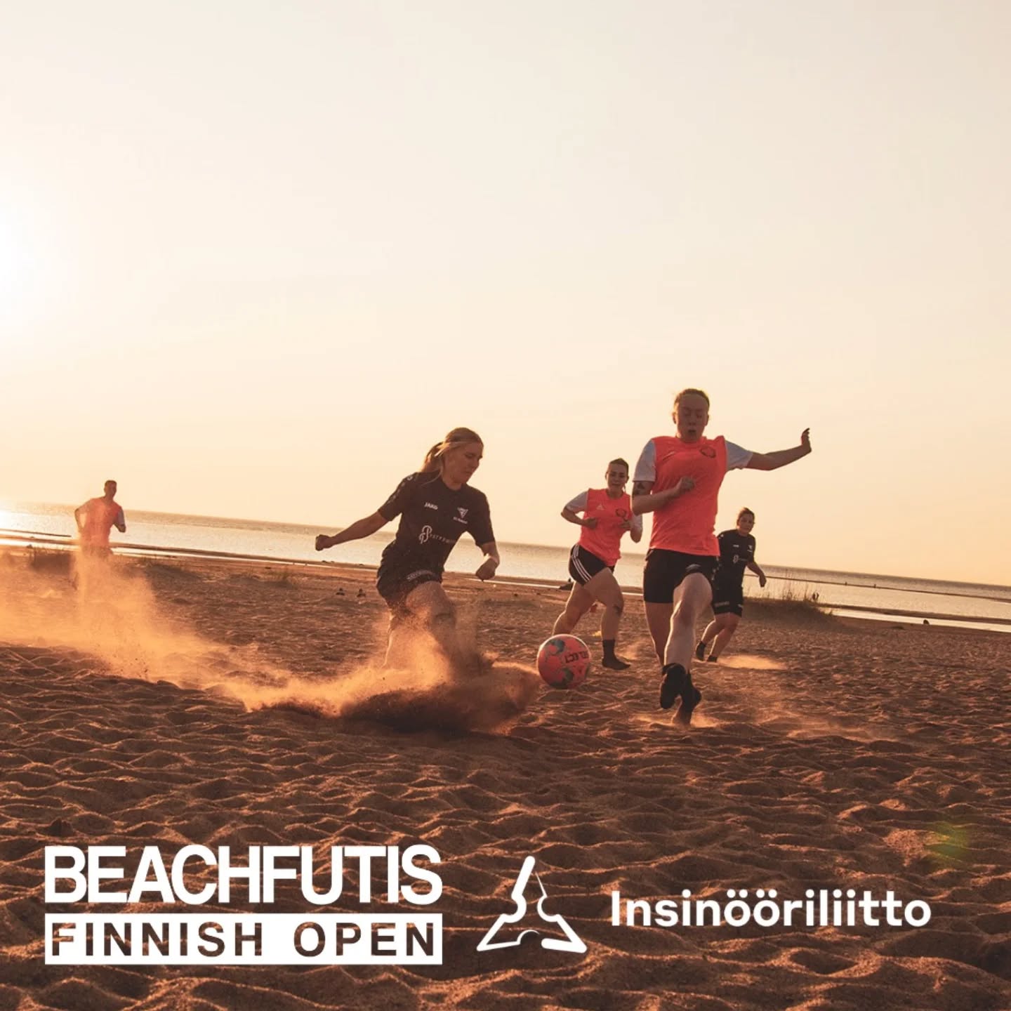 Beachfutista, aurinkoa ja verkostoja Kalajoella 12.–14.6.2026!
Insinööriliitto vie monimuoto-opiskelijat ja toiminnan kehittämisestä kiinnostuneet kesäkuussa Kalajoen hiekkasärkille.
FC Insinööriliitto pelaa leikkimielisesti sekasarjassa, mutta peleihin ei ole pakko osallistua ja kannustusjoukoillekin on paikkansa. Viikonlopun aikana on luvassa myös koulutuksia, infoa liiton eduista ja ennen kaikkea uusia tuttavuuksia.
Hinta vain 20 € ja liitto korvaa matkat.
Lue lisää tapahtumasta insinööriliiton sivuilta ja ilmoittaudu viimeistään 31.5.!
Tilaisuuden tiedot:
Tapahtuma on tarkoitettu Insinööriliiton opiskelijajäsenille (monimuoto- ja päiväopiskelijat).
Osallistumismaksu on 20 € / opiskelija.
Hintaan sisältyvät aamu- ja iltapalatarvikkeet sekä lauantain lounas. Ruoat valmistetaan itse huoneistoissa.
Majoitus 6 hengen huoneistoissa, joihin kuuluvat liinavaatteet ja pyyhkeet.
Liitto korvaa tapahtumaan liittyvät juna- ja bussimatkat.
Tarkat aikataulut ja ohjeet toimitetaan sähköpostitse ilmoittautuneille.
Alustava ohjelma:
Perjantai 12.6.
klo 16 Kalajoki, majoittuminen ja ruokien jako huoneistoihin
klo 17 Pelit alkavat
klo 21 Iltaohjelmaa
klo 22 Iltapala
Lauantai 13.6.
klo 8 Aamupala
klo 9 Pelit jatkuvat
klo 12 Lounas
klo 13 Pelit jatkuvat tai Insinööriliiton koulutukset alkavat
klo 18 Yhteinen uintireissu
klo 21 Iltapala
klo 22 Iltajuhlat Viihdekeskus Merisärkkä
Sunnuntai 14.6.
klo 12 Huoneiden palautus ja kotiin