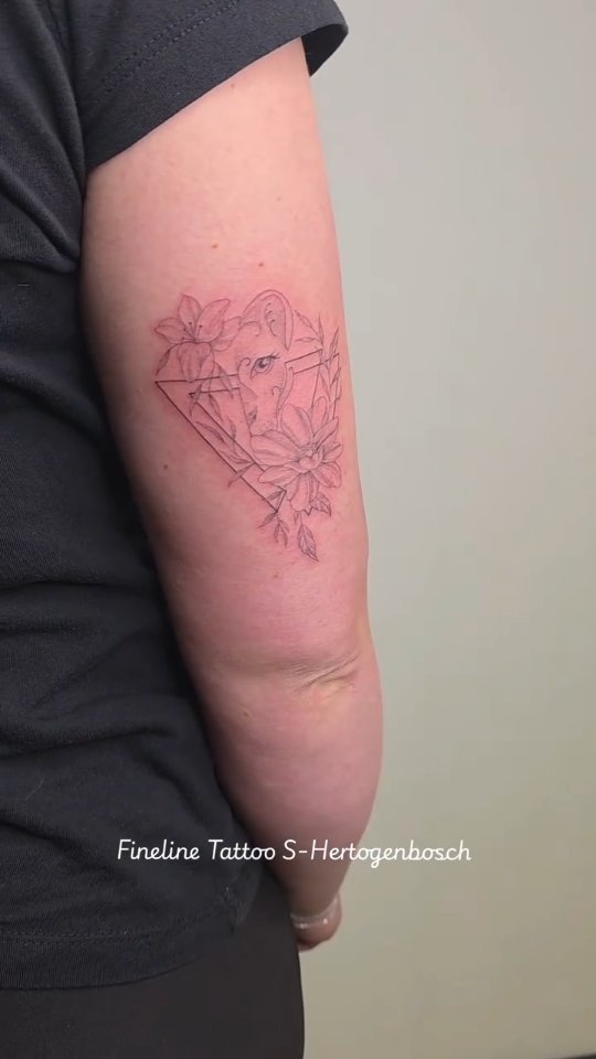 Niet alles heeft woorden nodig… sommige dingen voelen gewoon goed 🖤
#tattoovibes
#finelinetattoo
#tattooartist
#selfexpression
#tattoolife
