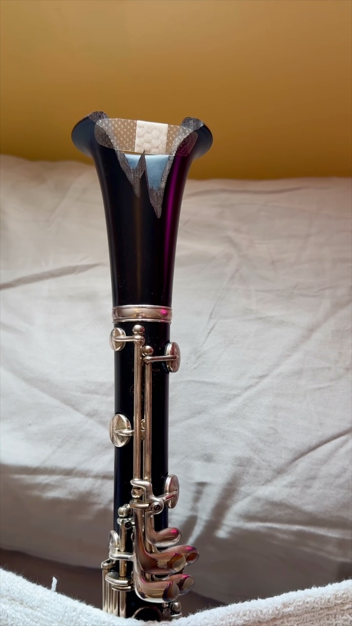 Clarinet nightmare. Something tragic happened a few days ago. I was teaching and I was holding my clarinet by the barrel. Well, as I was counting off a tune for my students, the body of the clarinet slipped out because my cork was too lubed up and compressed and my clarinet fell and hit the ground. A piece of my bell cracked and flew in the air. You should have seen the look on everyone’s face 😳😱😮. I wonder that my face looked like. My clarinet is currently in surgery and looks like I will need a new bell.
#clarinet #saxophone #music #band jazz @legerereeds @silversteinworks