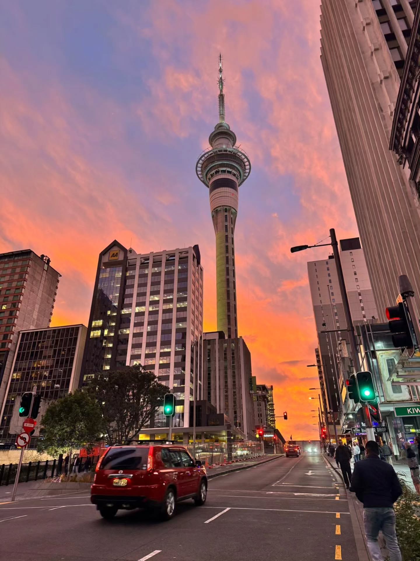 Diferentes días, diferentes ángulos… misma obsesión @skytower_nz 😍 Para muchos será solo una torre… para otros representa sueños, comienzos y una nueva vida en NZ . ♥️ #AucklandCity #Latinkiwi #nuevazelandaenespañol #nzinspanish #latinkiwiradio