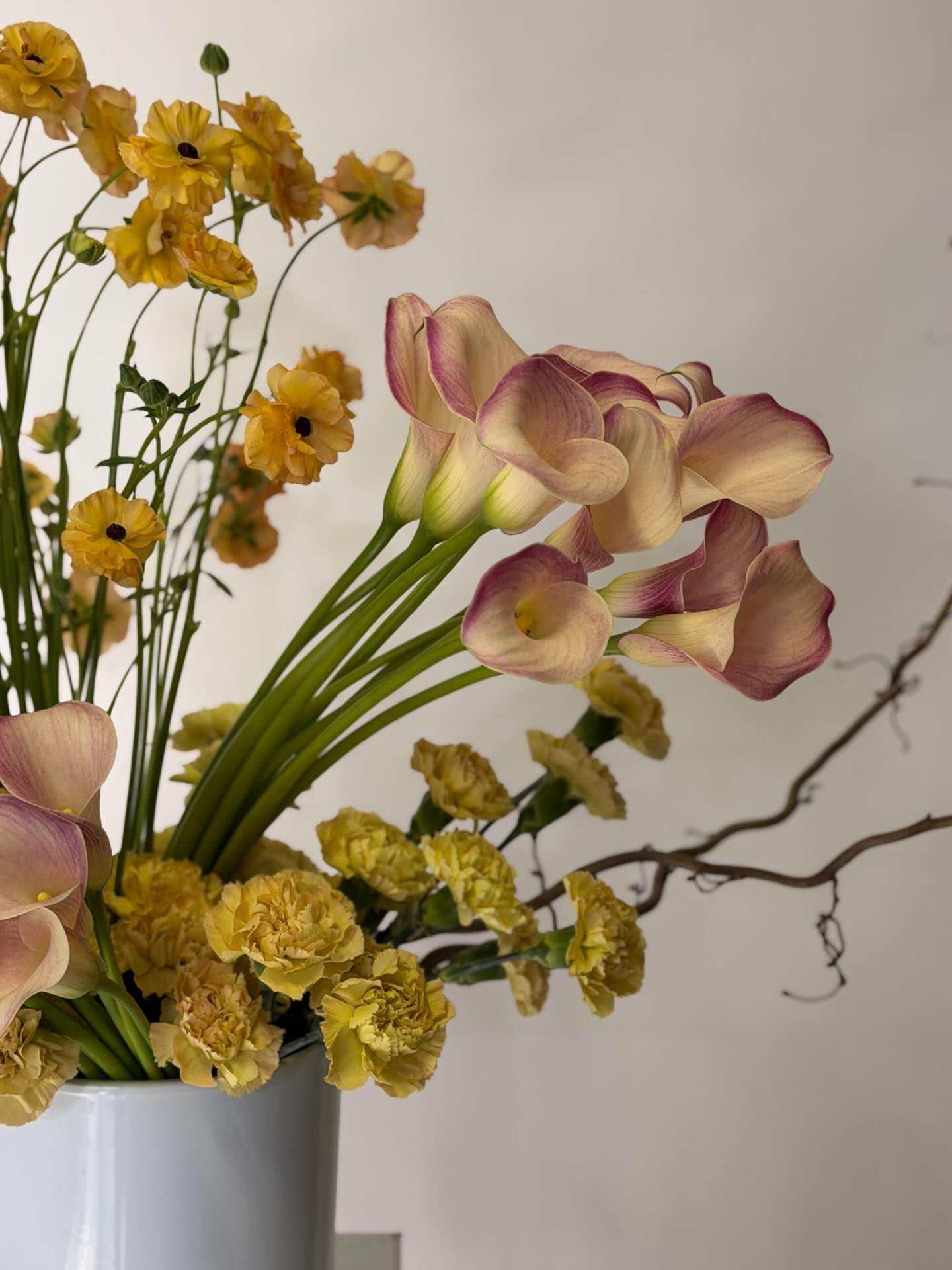It’s not just styling. It’s an atmosphere made to be remembered.
Where flowers become part of the experience.
@isaloniofficial
#floraldesigner
#luxuryflorals
#behindthescenes
#floralstyling
#designerlife
