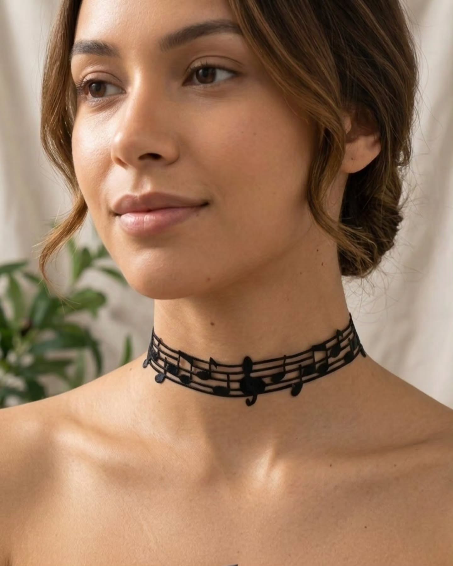 🎼 Muzika oko vrata.
Crni choker sa notama za sve koji žive alternative, rock i music vibe. Lagan, upečatljiv i savršen detalj za everyday outfit. 🖤
✨ Podesiva veličina
🎵 Music note dizajn
🖤 Alternative aesthetic
📍 Takinaksava Belgrade
#choker #musicchoker #altstyle #rockstyle #gothstyle alternativefashion blackstyle musiclover takinaksava beograd aestheticjewelry streetstyle
