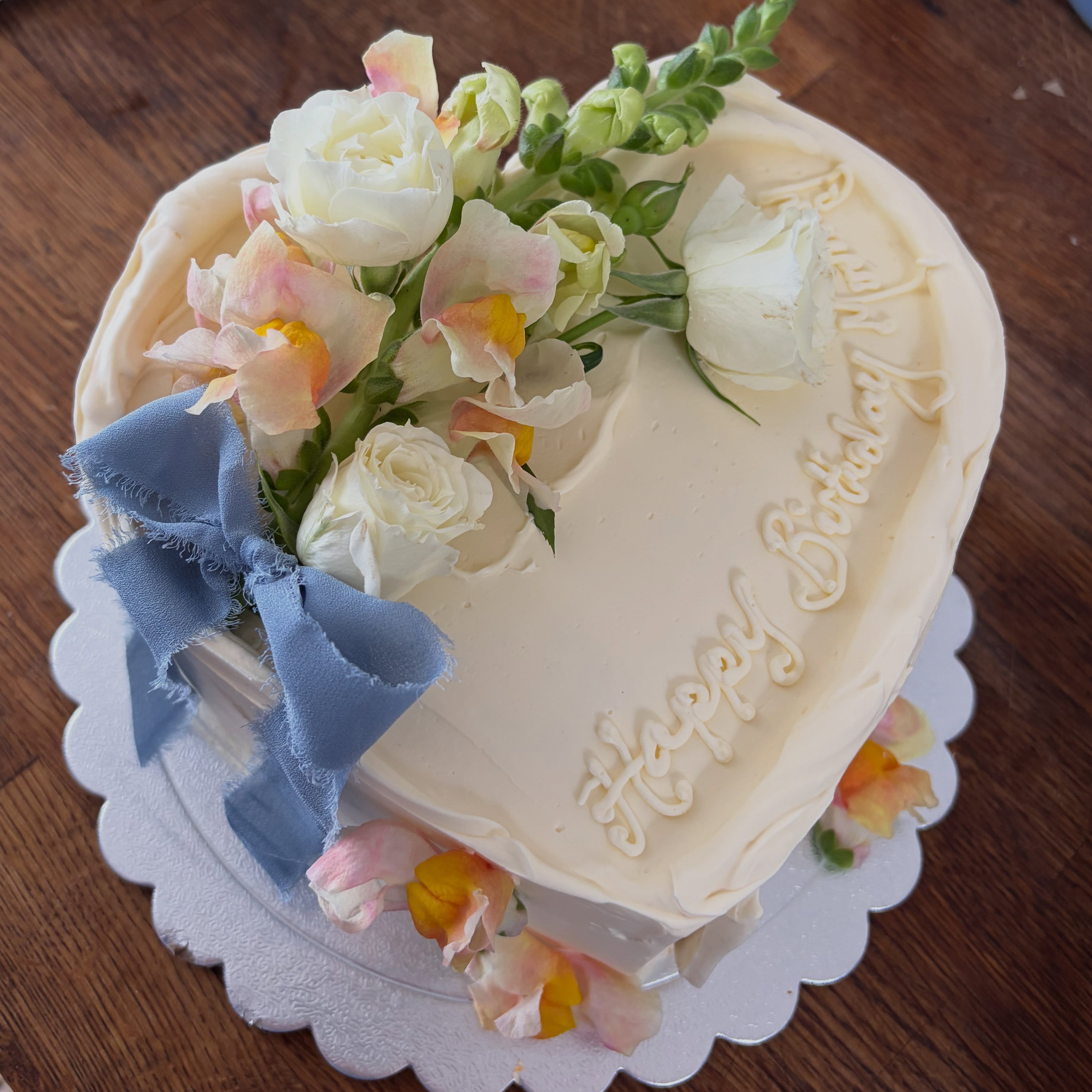 Ahhh Spring flowers! Cute vintage heart cake for a birthday Momma. We originally designed these cakes to look like an old fashioned chocolate box, and look, you can never go wrong with a ribbon and floral combo in my book. Available to order via website 💐
#floralcake #dealkent #dealkentuk #bespokecake #cakeorders