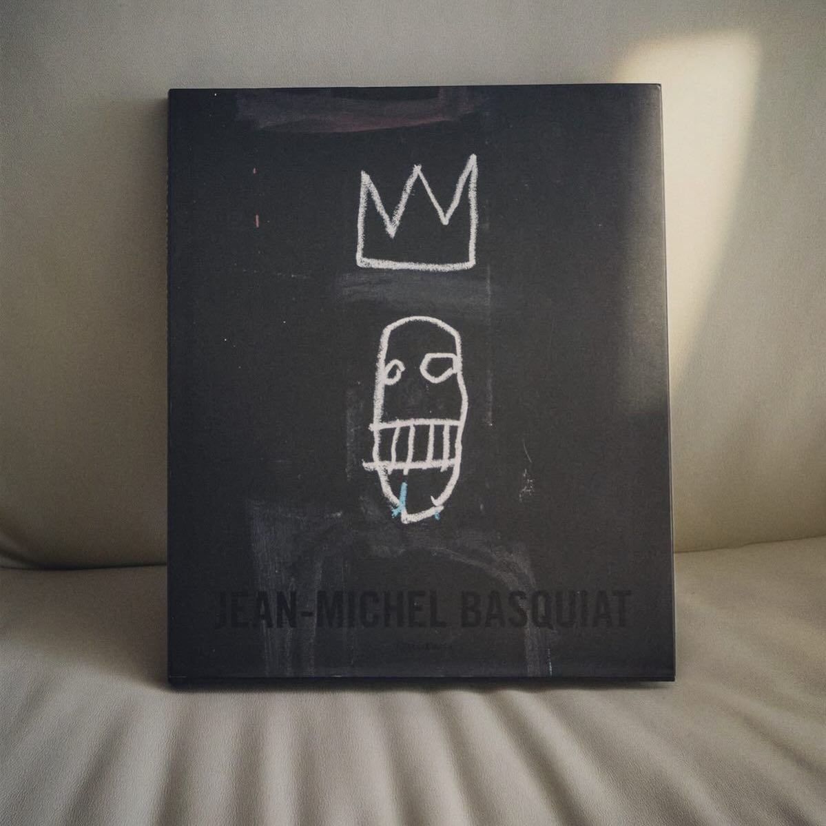 In love with this coffee table book about the works Jean-Michel Basquiat, each page is filled with colourful paintings and drawings. 🧡