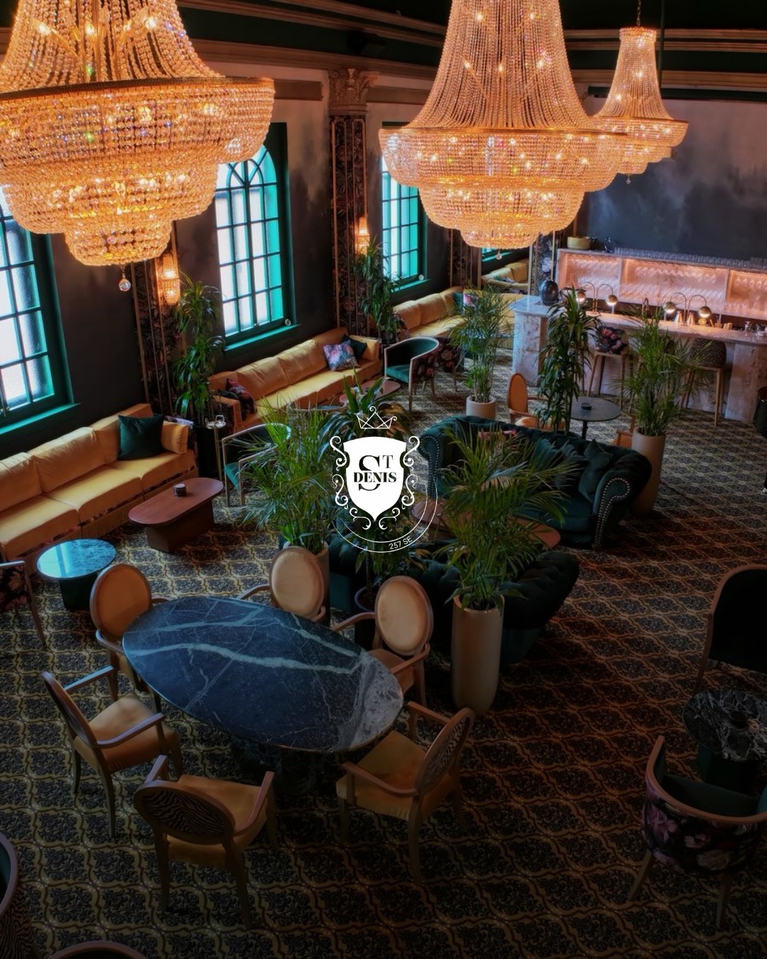 Le Club St-Denis met à disposition sa Salle de Bal pour vos événements privés et corporatifs.
Un espace élégant et exclusif, idéal pour des cocktails dinatoires, lancements, séances photo ou tournages professionnels.
Pour toute demande de réservation : info@clubstdenis.com