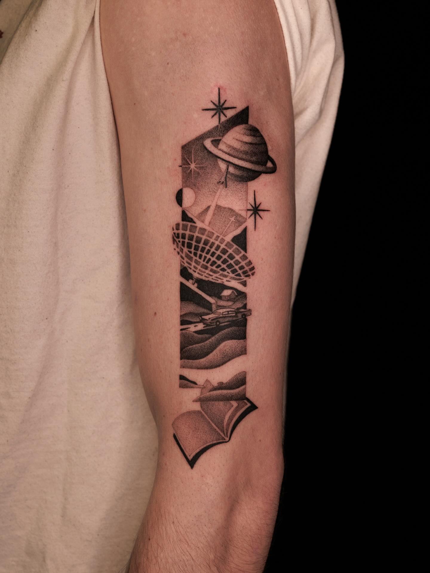 Done by the one and only @rivorannaveski.tattoo
Dm @rivorannaveski.tattoo to get yours
#spacetattoo #retrotattoo #studiocopenhagen #tatovørkøbenhavn #tattoostudiocopenhagen