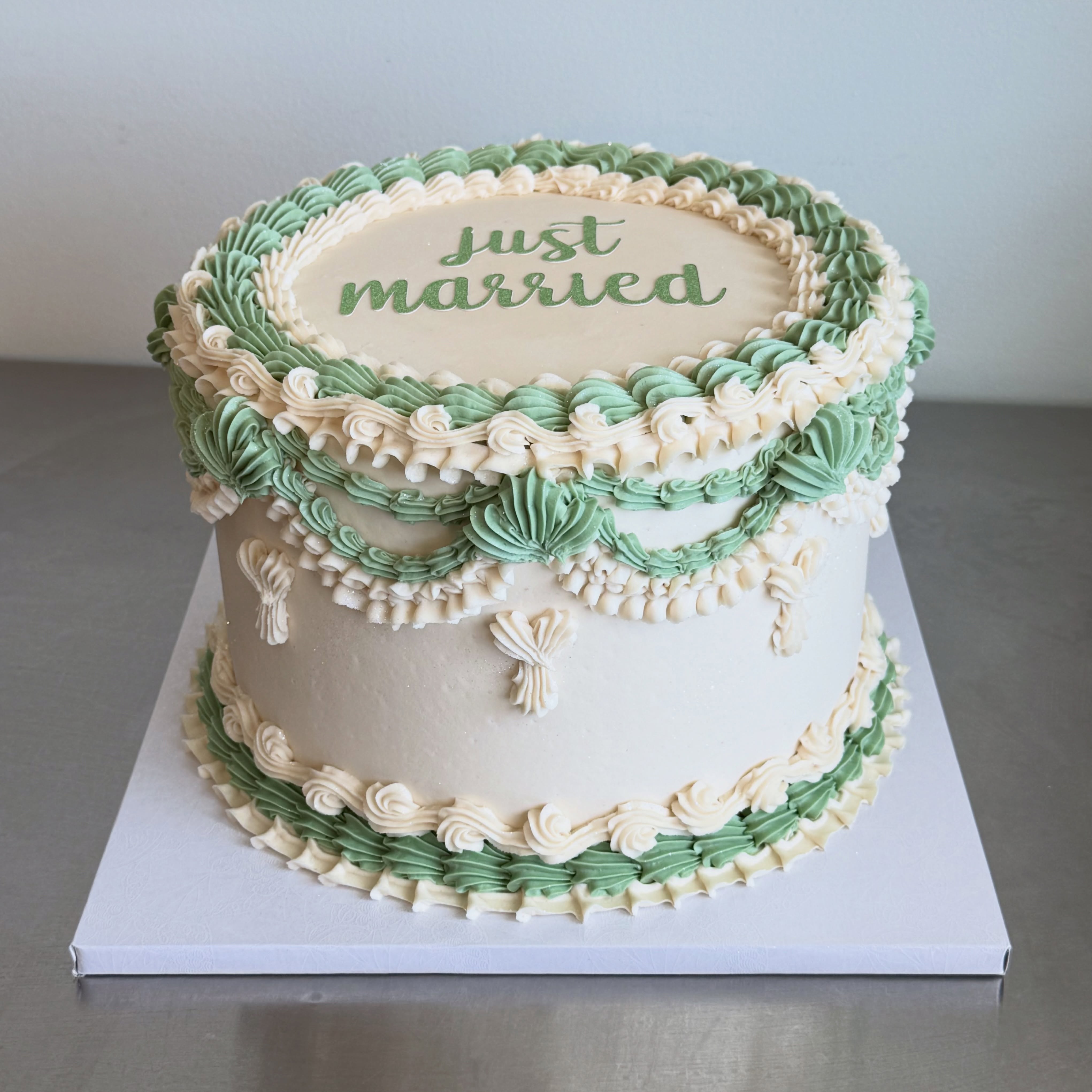Large 3 layer 9β corn free chocolate cake filled w/ chocolate buttercream, strawberry jam & fresh strawberries wrapped in vanilla BC
FrolicAndFollyLV.com ππ±
β’
β’
#allergenfriendly #baker #lasvegas #wedding #cake