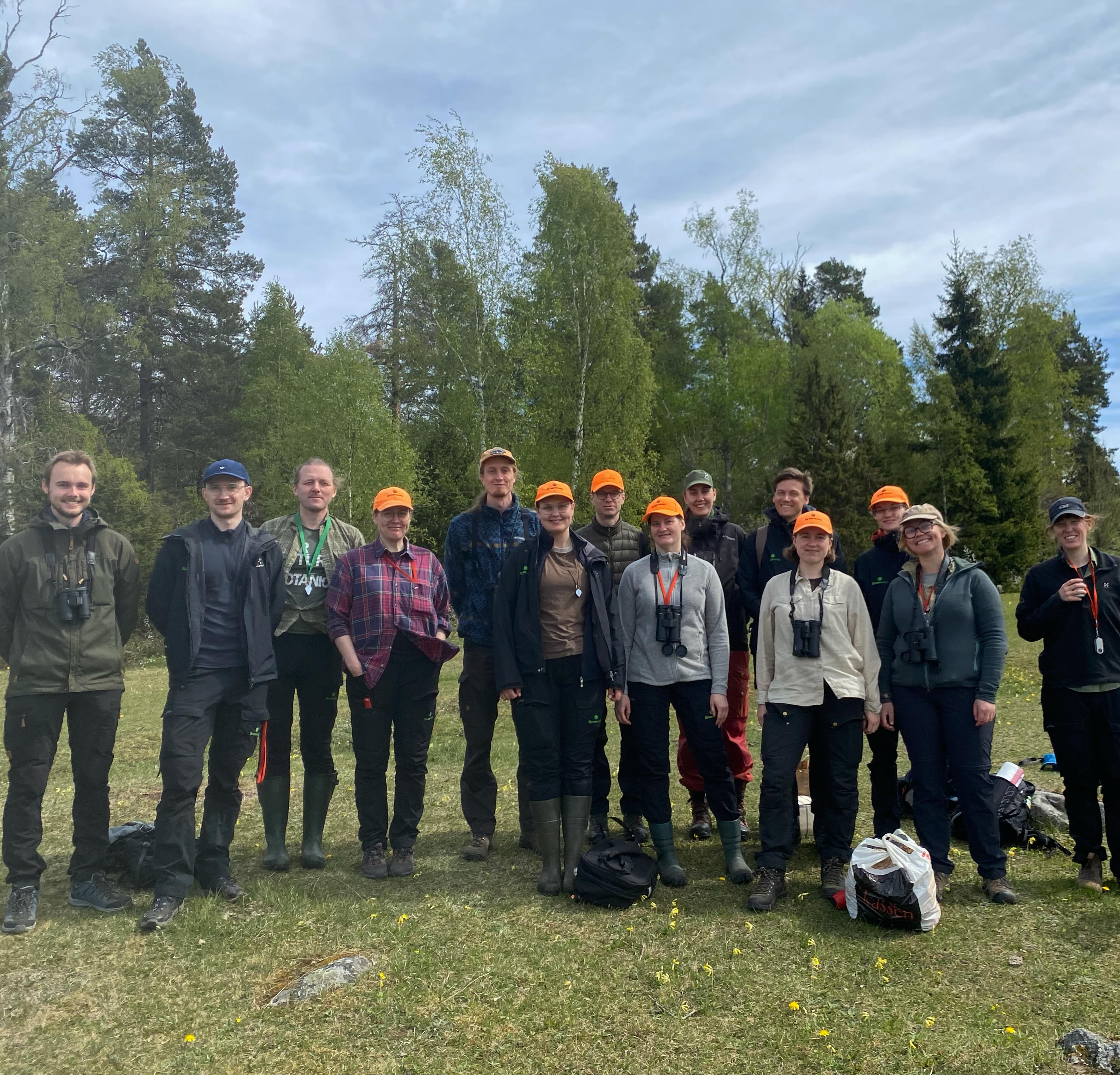 Kalibrering för fältbedömningar enligt SS Naturvärdesinventering (NVI) 🌳🌼
I veckan hade vi riktigt tur med vädret när det var dags för årets kalibrering av våra NVI-konsulter. Bra diskussioner och många fina artfynd när vi gick igenom olika skogsmiljöer och betesmarker i Knivsta.
Säsongen är i full gång och vi har intensivt med NVIer i olika delar av landet - men att avsätta tid för att säkerställa att vi genomför bedömningarna så likvärdigt som möjligt är avgörande för att hålla kvalité och trovärdighet i alla uppdrag.
