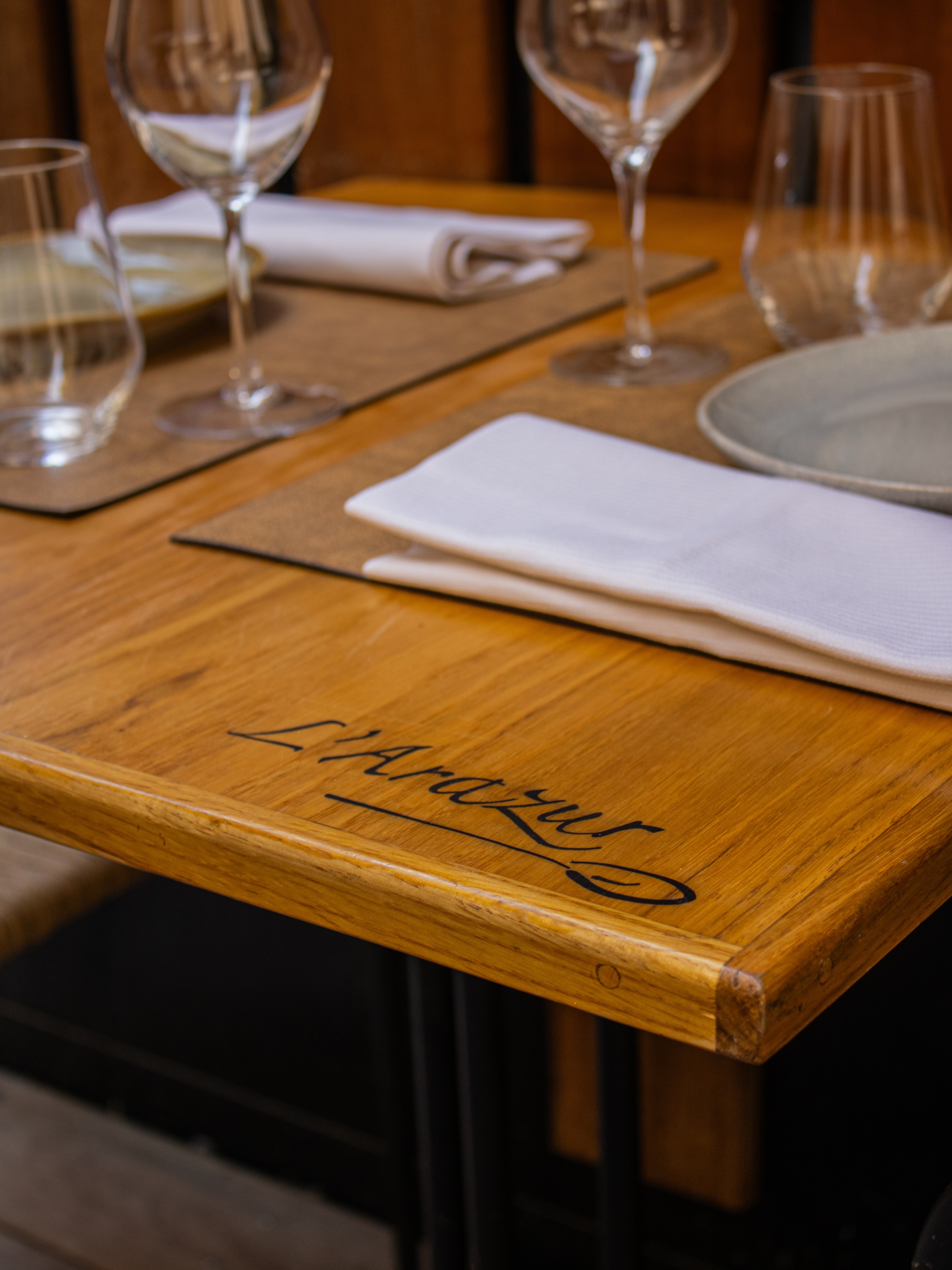Un détail, une signature… et le début d’un moment à part, à partager en terrasse ☀️
‣ Réservez votre table sur www.larazur.fr