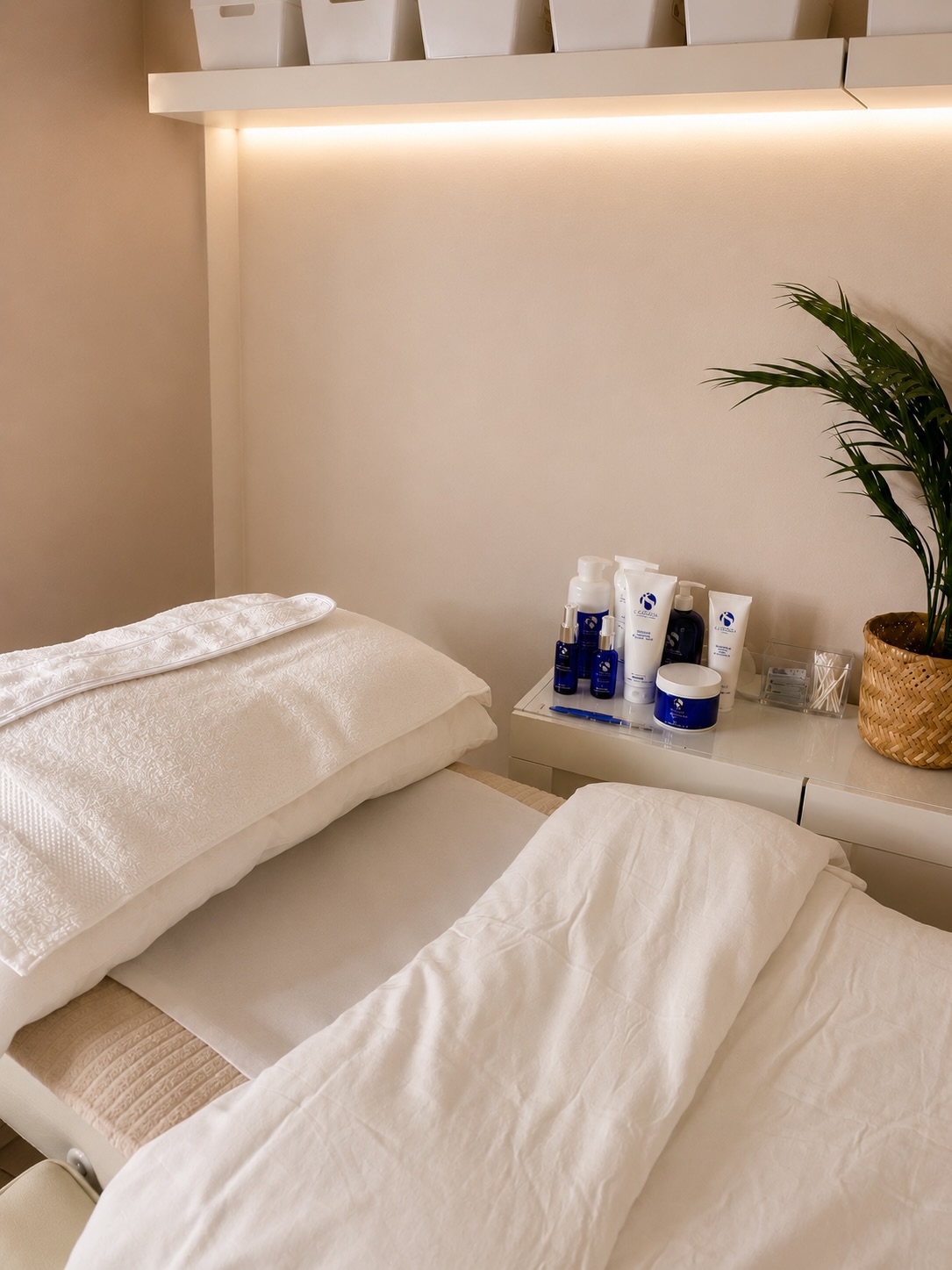 Our iS Clinical facials are designed to deeply cleanse, hydrate and brighten the skin while delivering that healthy, expensive-looking glow. Think calm skin, refined texture and radiance that lasts long after your appointment.
The ultimate reset for tired, dull or dehydrated skin. 🤍
#TheGlowBarLDN #ISClinical #LuxuryFacial #LondonFacials #GlowingSkin