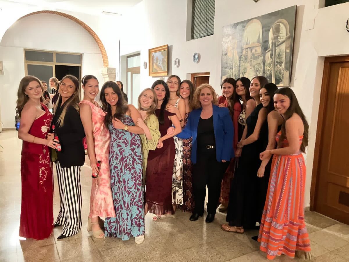 ◼️◻️Cena y fiesta en el claustro de nuestro Colegio Mayor